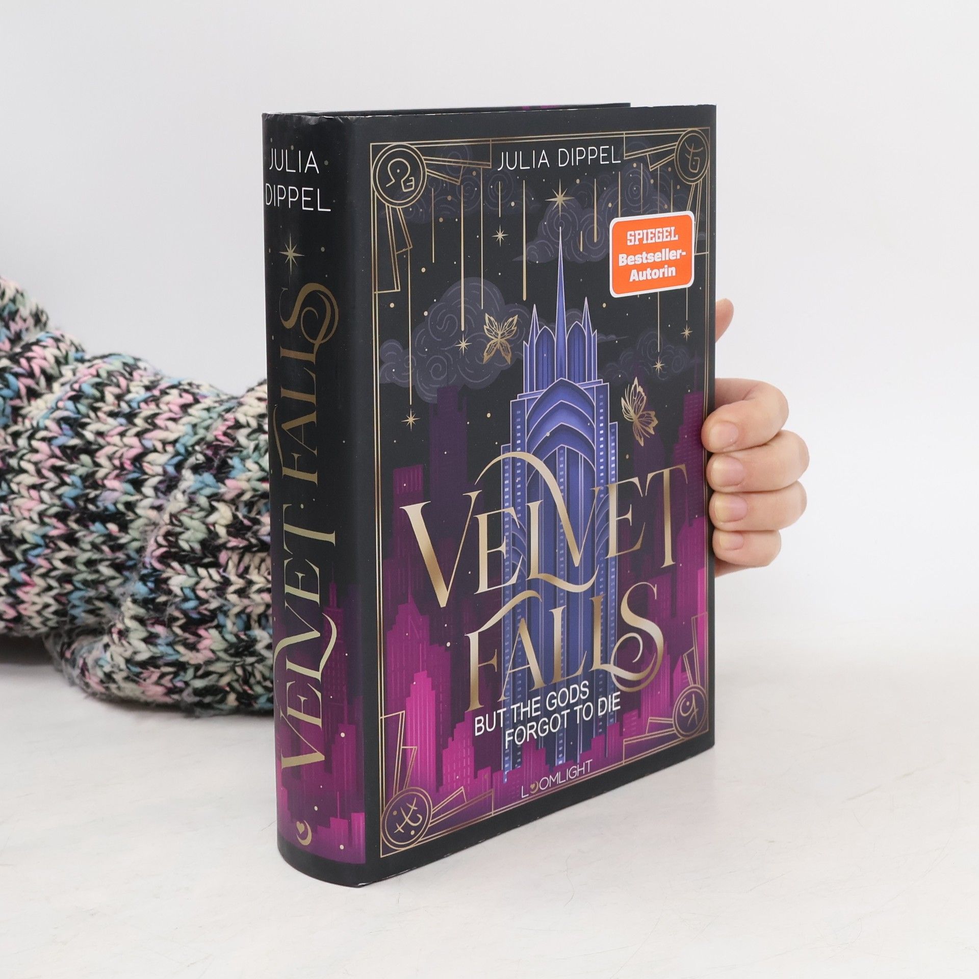 Julia Dippel Velvet-Dilogie - 1: Velvet Falls, But The Gods Forgot To Die