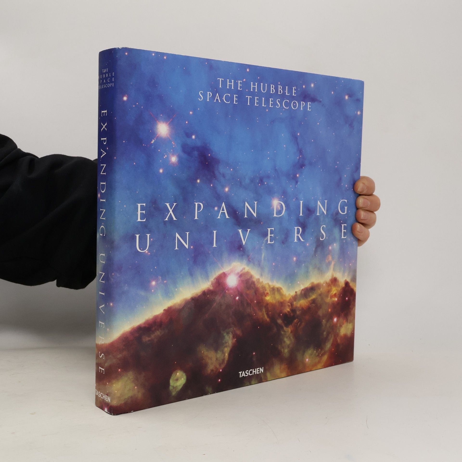 Expanding Universe. the Hubble Space Telescope