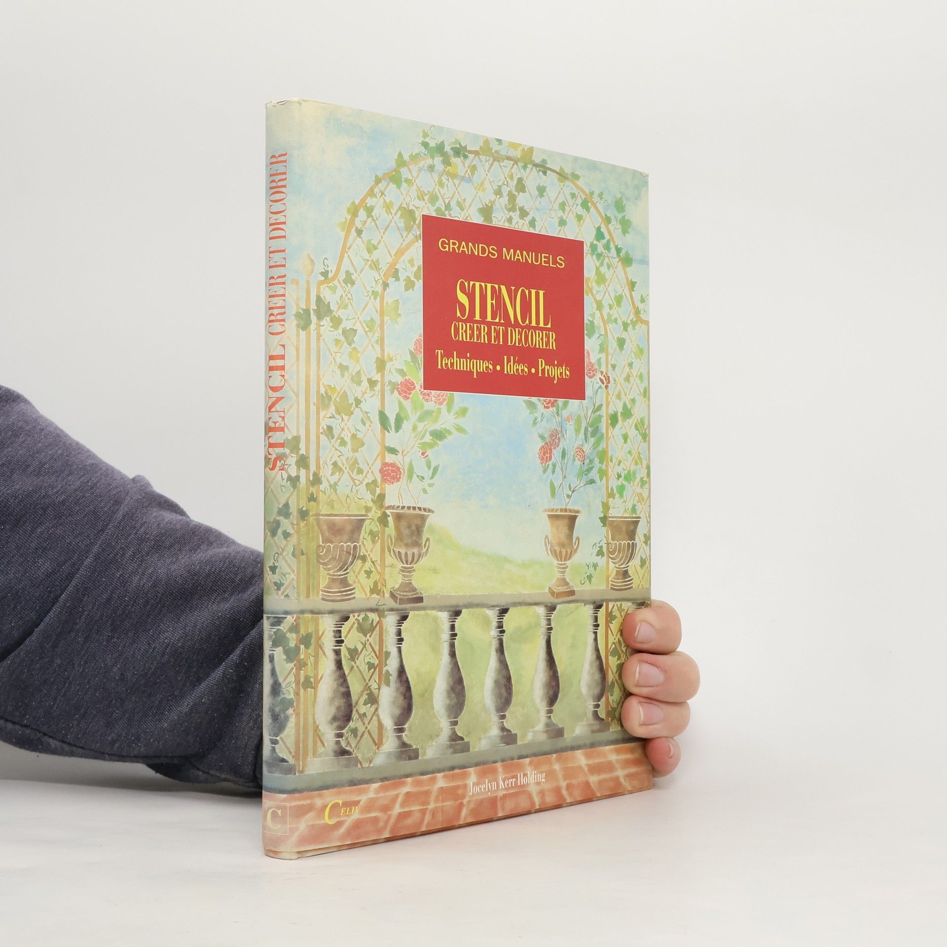 Jocelyn Kerr Holding Stencil créer et décorer