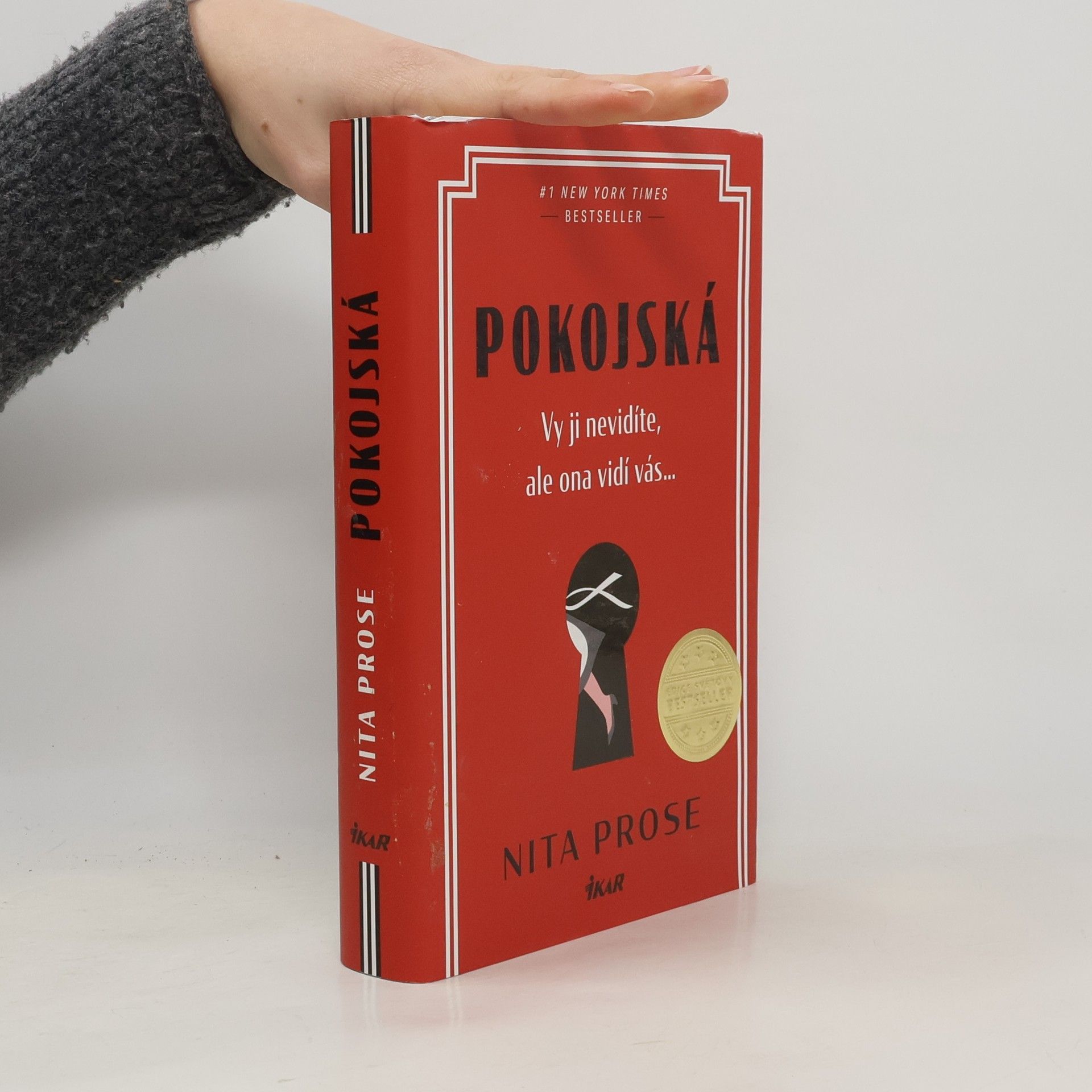 Nita Prose Pokojská: vy ji nevidíte, ale ona vidí vás...