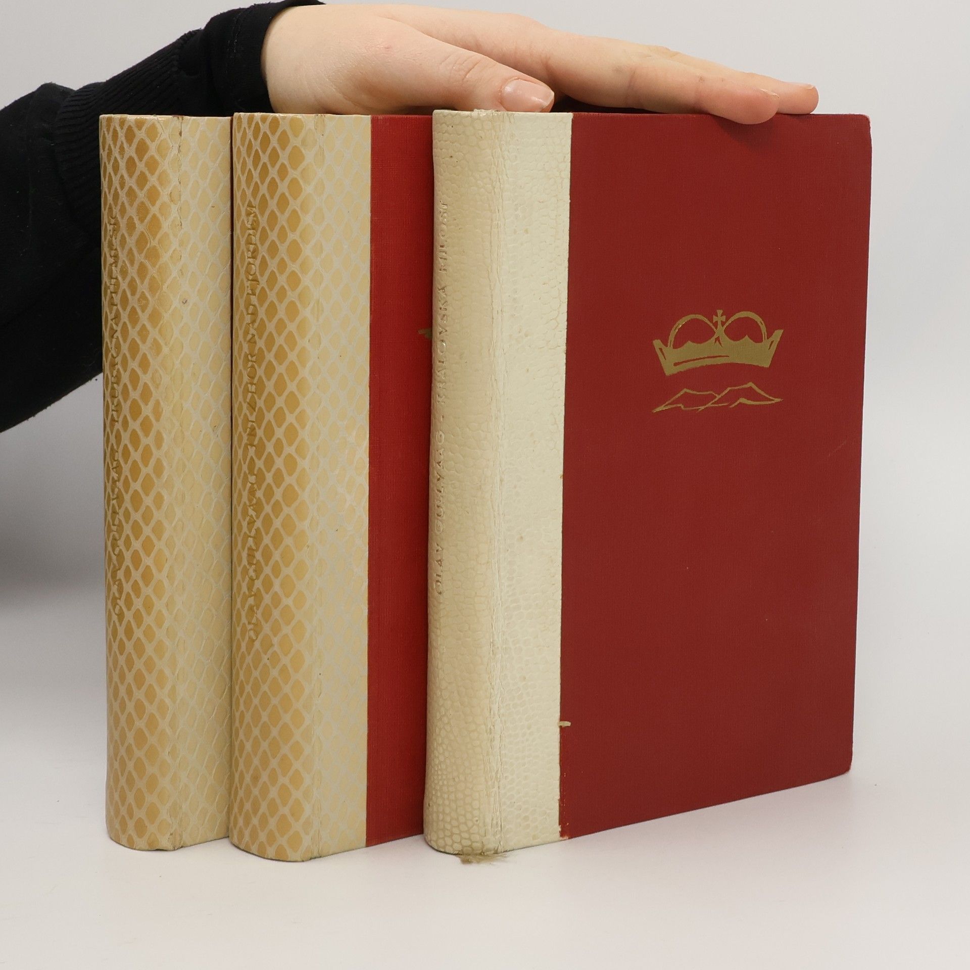 Tři z hor nad fjordem. Královská milost. Trubač na půlměsíc