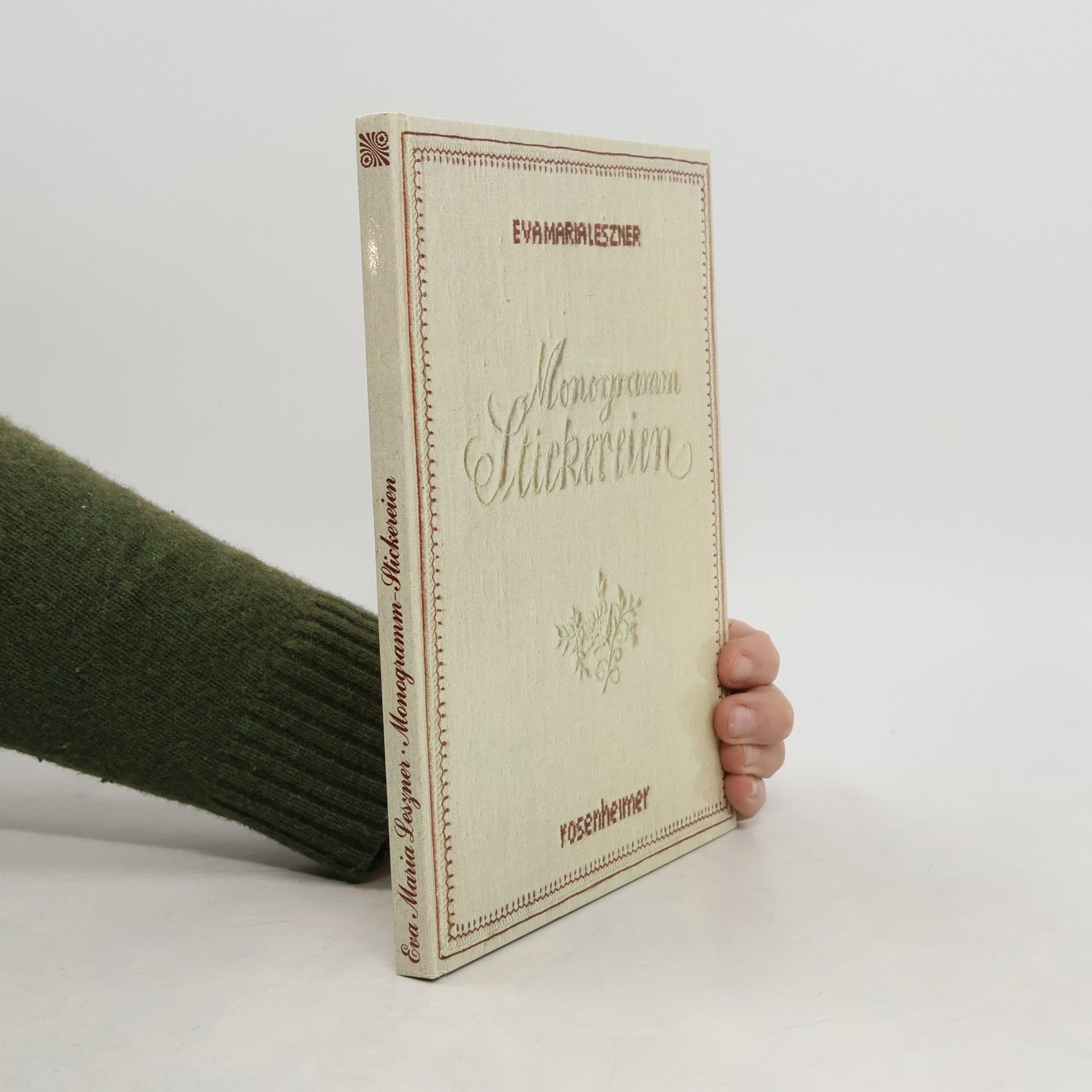 Eva Maria Leszner Monogramm-Stickereien