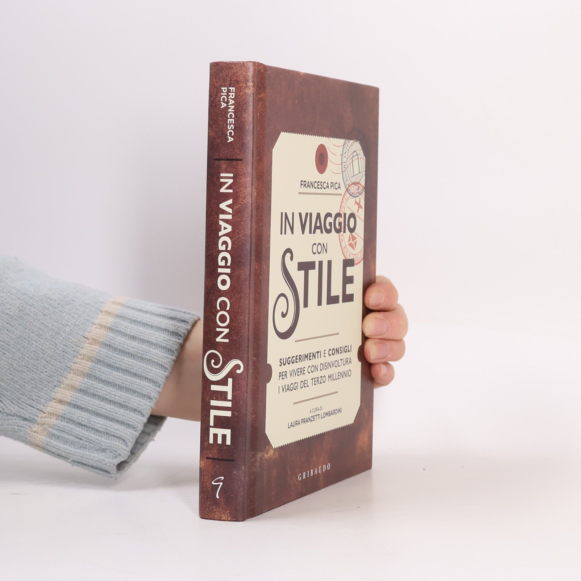 Francesca Pica In viaggio con stile. Suggerimenti e consigli per vivere con disinvoltura i viaggi del terzo millennio. Ediz. illustrata