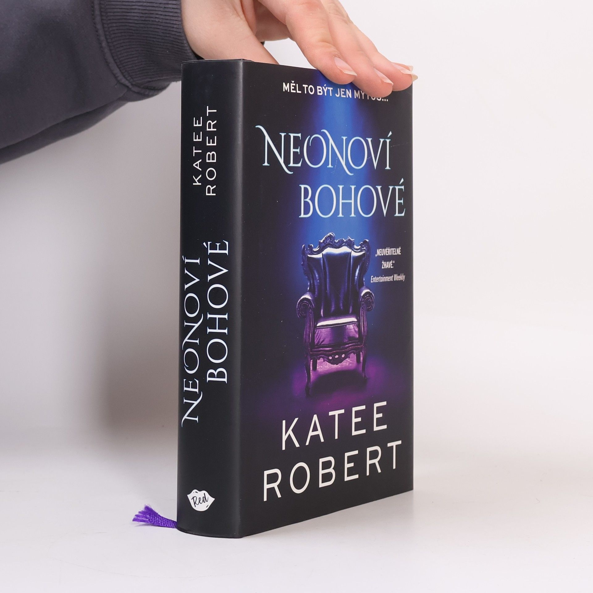 Katee Robert Neonoví bohové