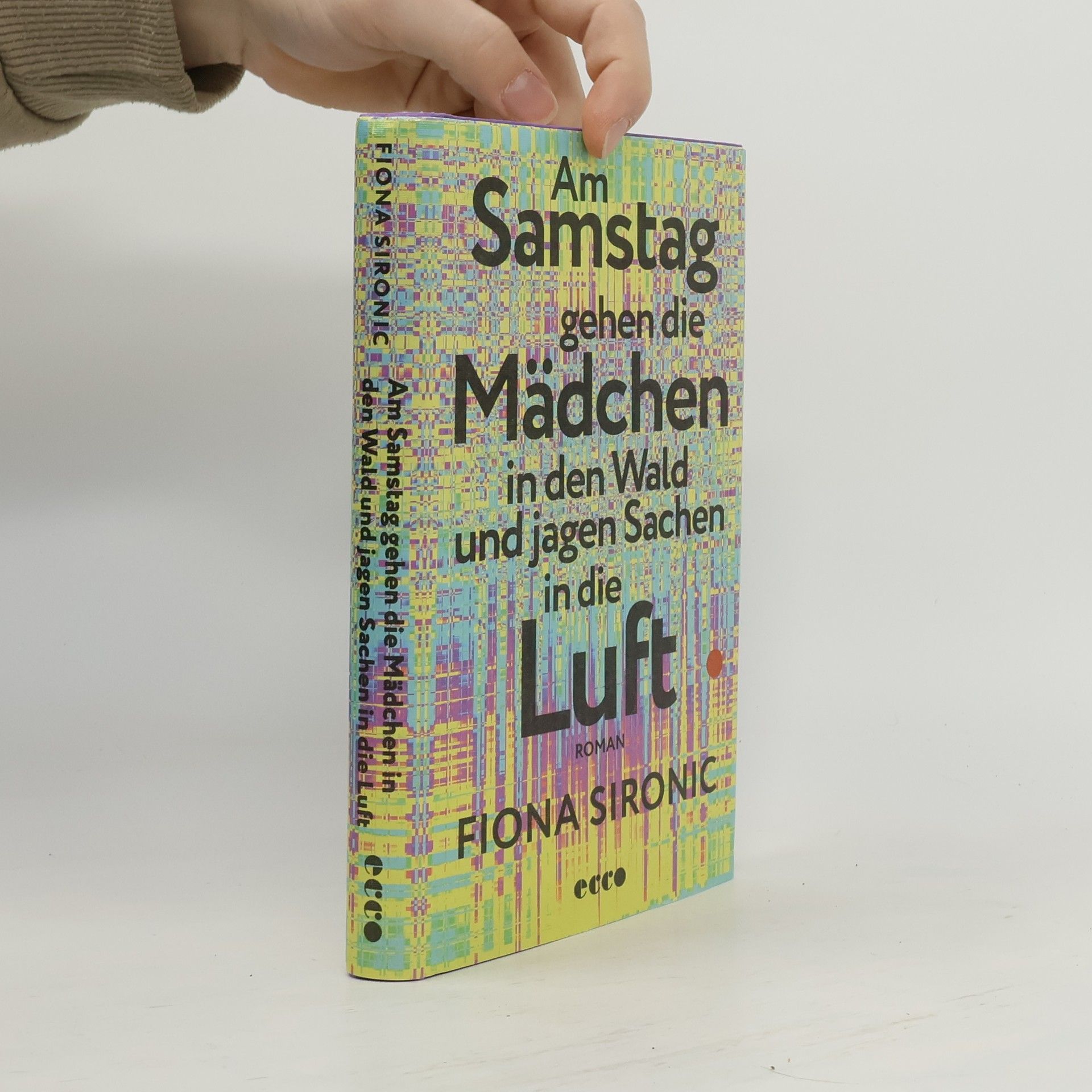 Am Samstag gehen die Mädchen in den Wald und jagen Sachen in die Luft