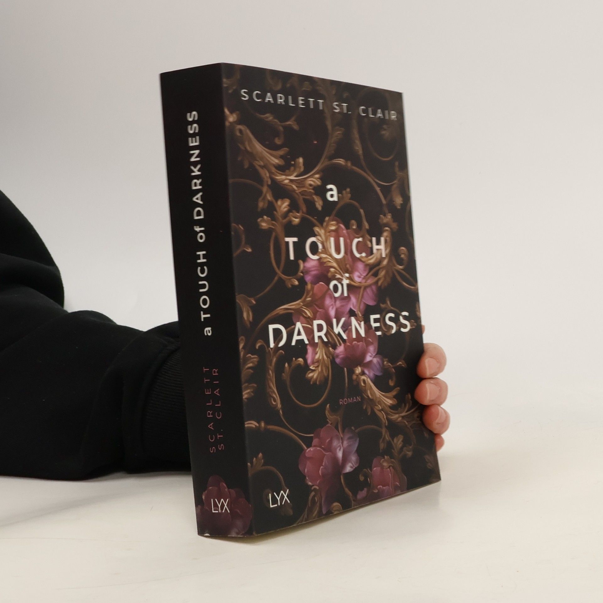 Scarlett St. Clair A Touch of Darkness