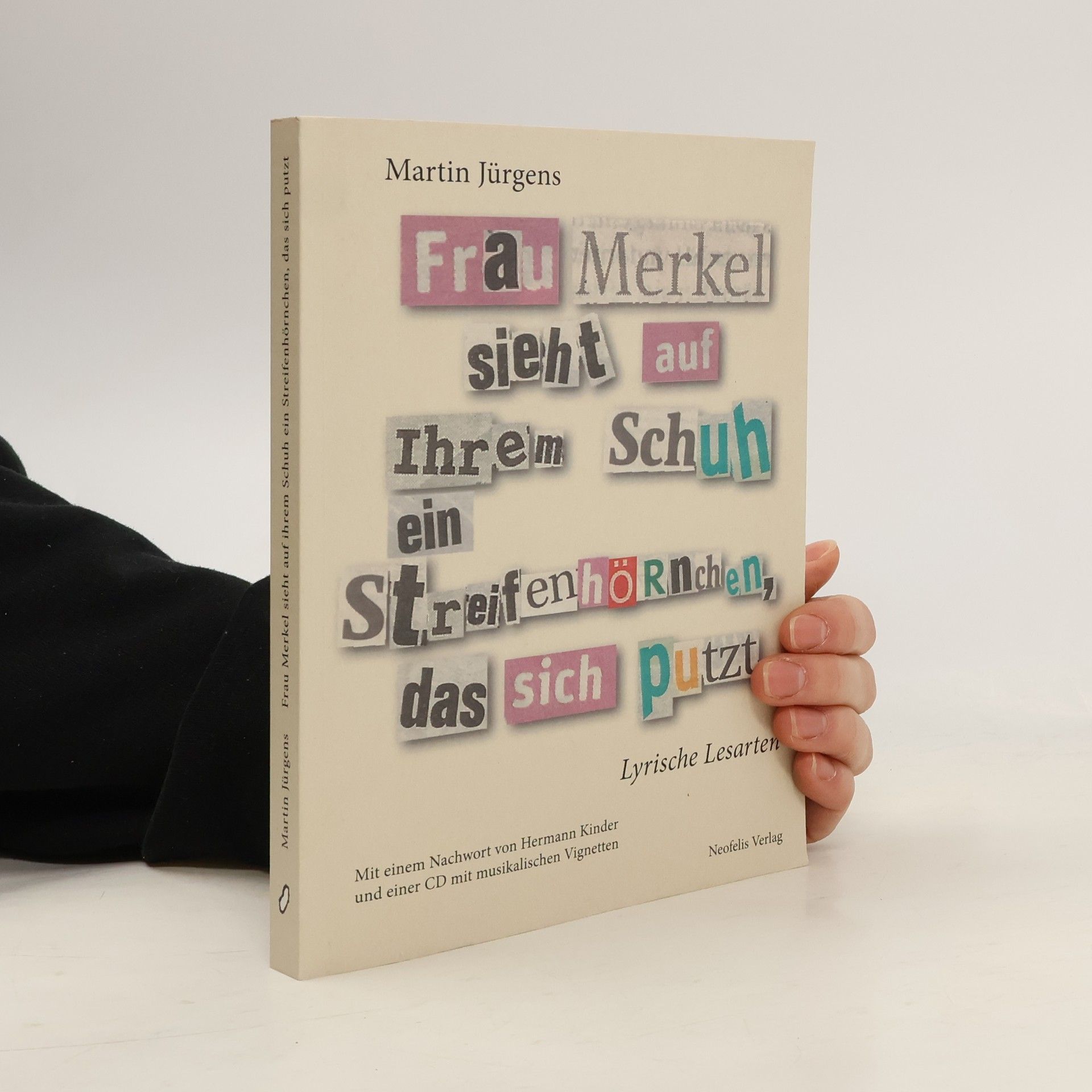 Martin Jürgens Frau Merkel sieht auf ihrem Schuh ein Streifenhörnchen, das sich putzt