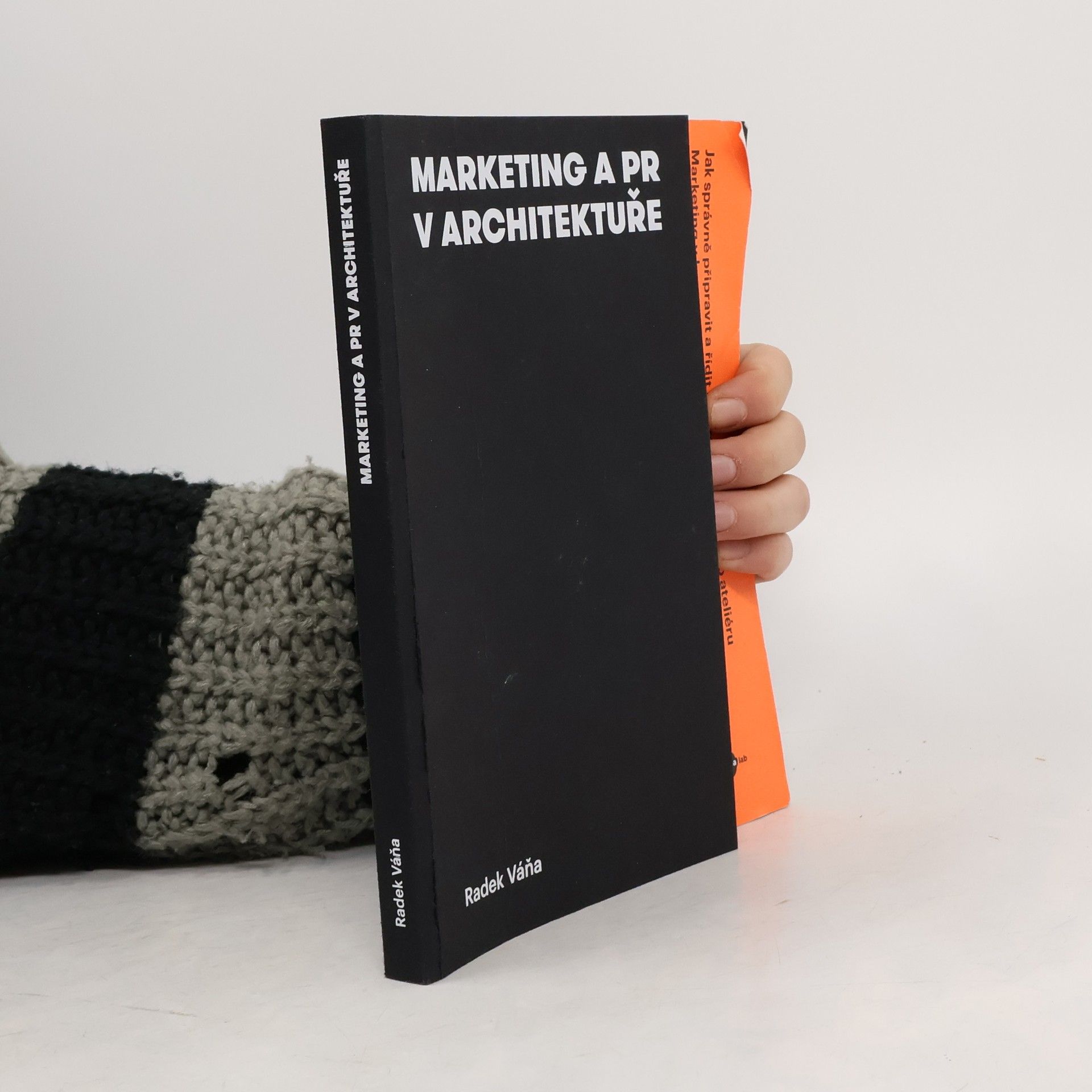 Radek Váňa Marketing a PR v architektuře : jak správně připravit a řídit PR architektonického ateliéru : marketing v kreativních profesích a jeho specifika : návody a tipy na online i offline prezentaci
