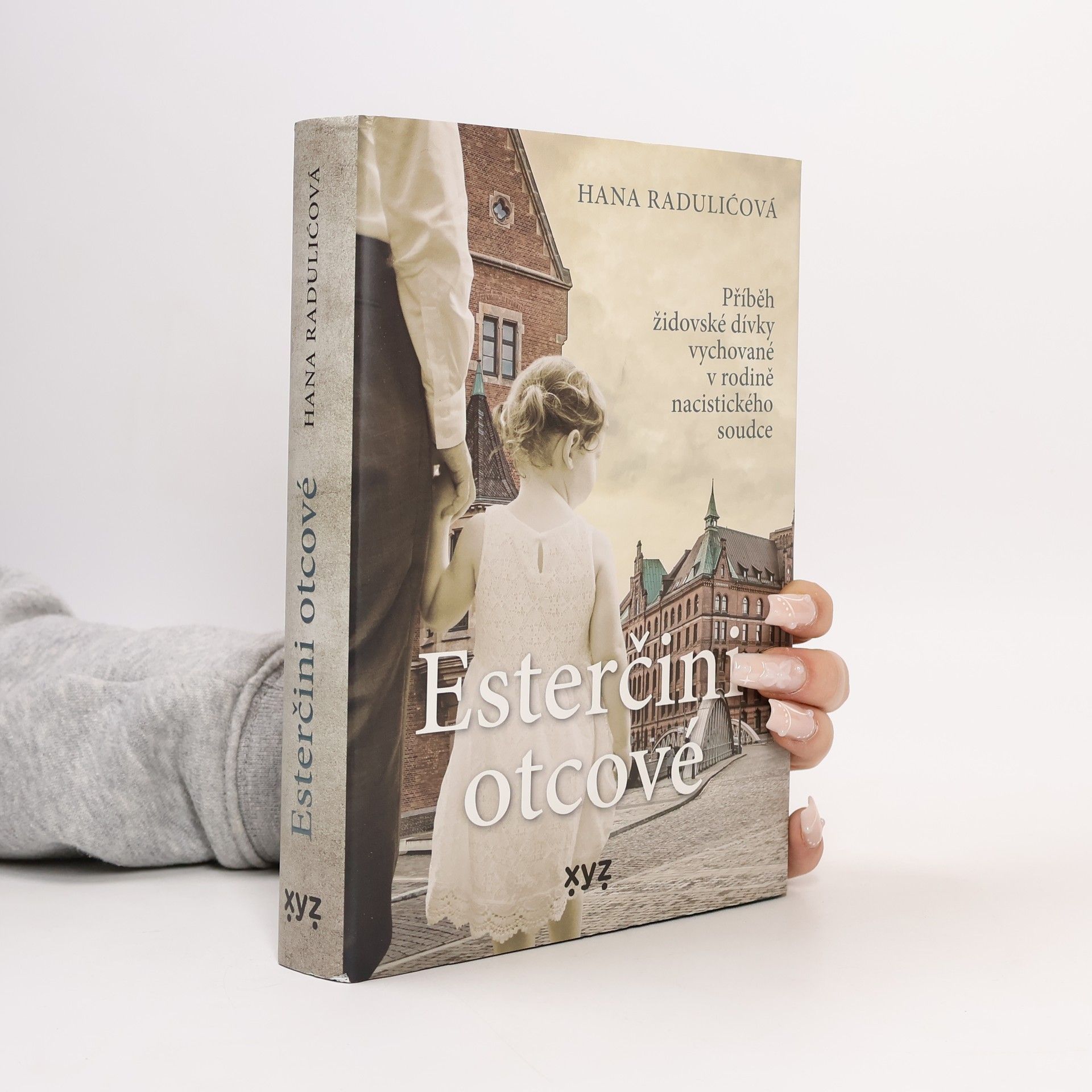 Hana Radulić Esterčini otcové : příběh židovské dívky vychované v rodině nacistického soudce