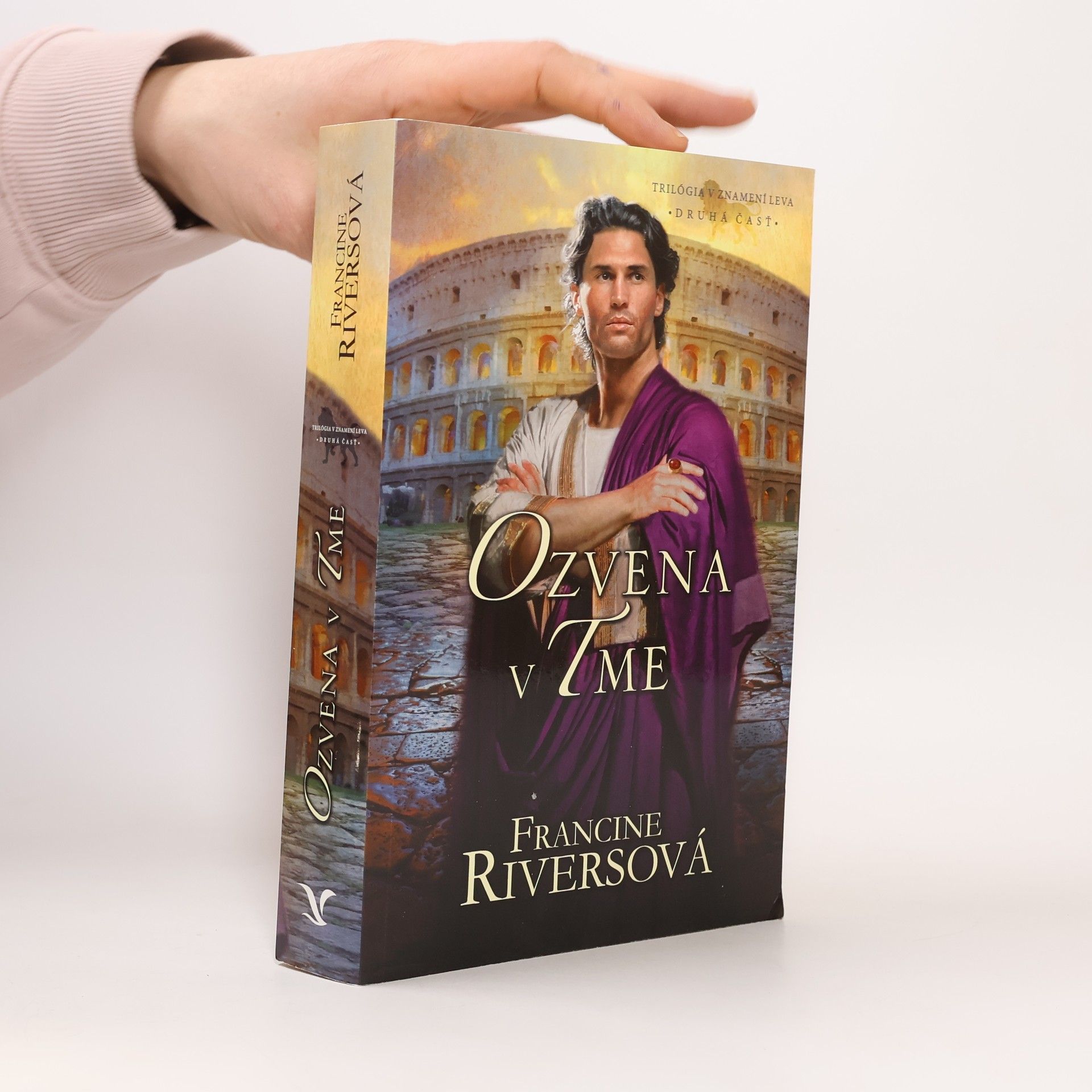 Francine Rivers Ozvena v Tme