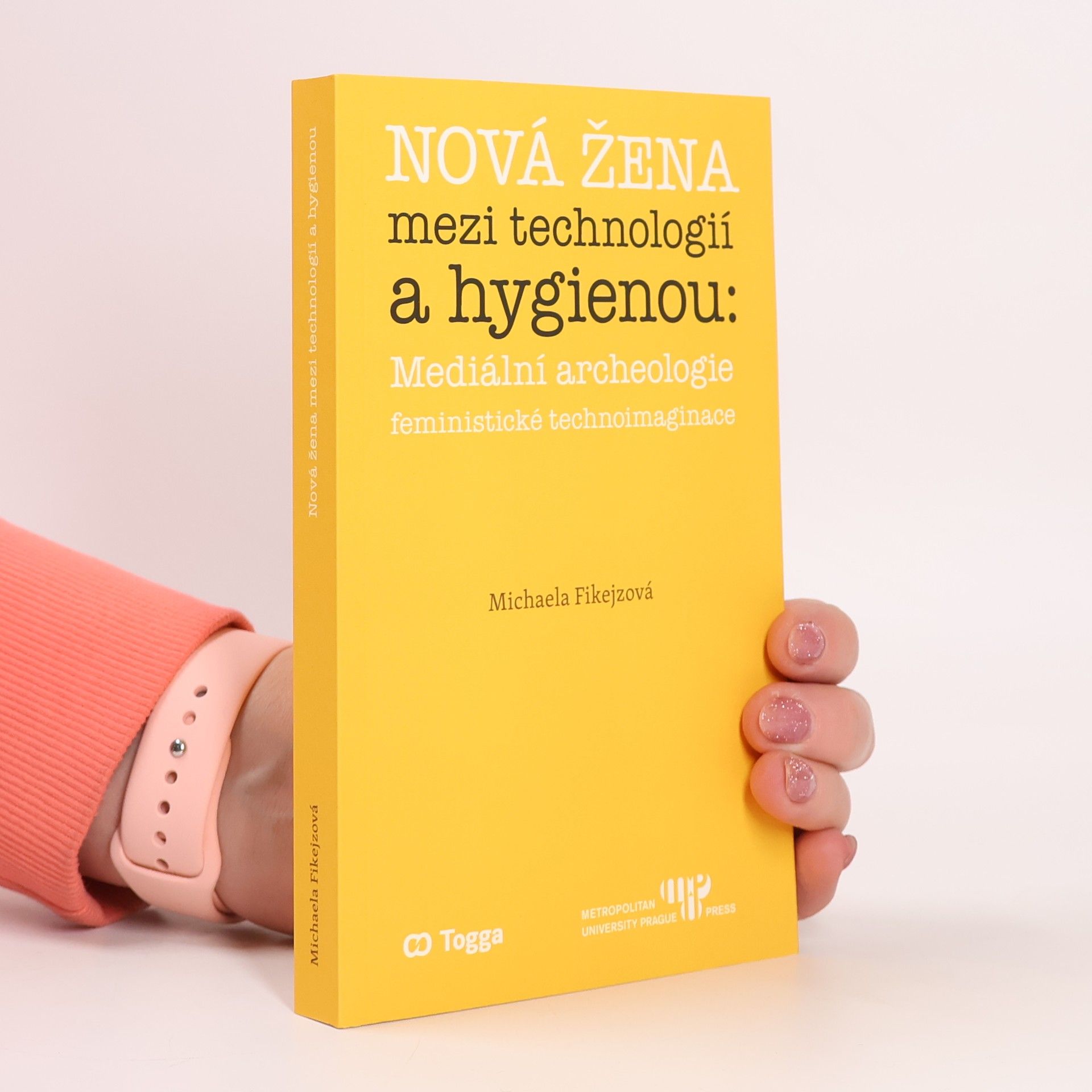 Nová žena mezi technologií a hygienou: mediální archeologie feministické technoimaginace