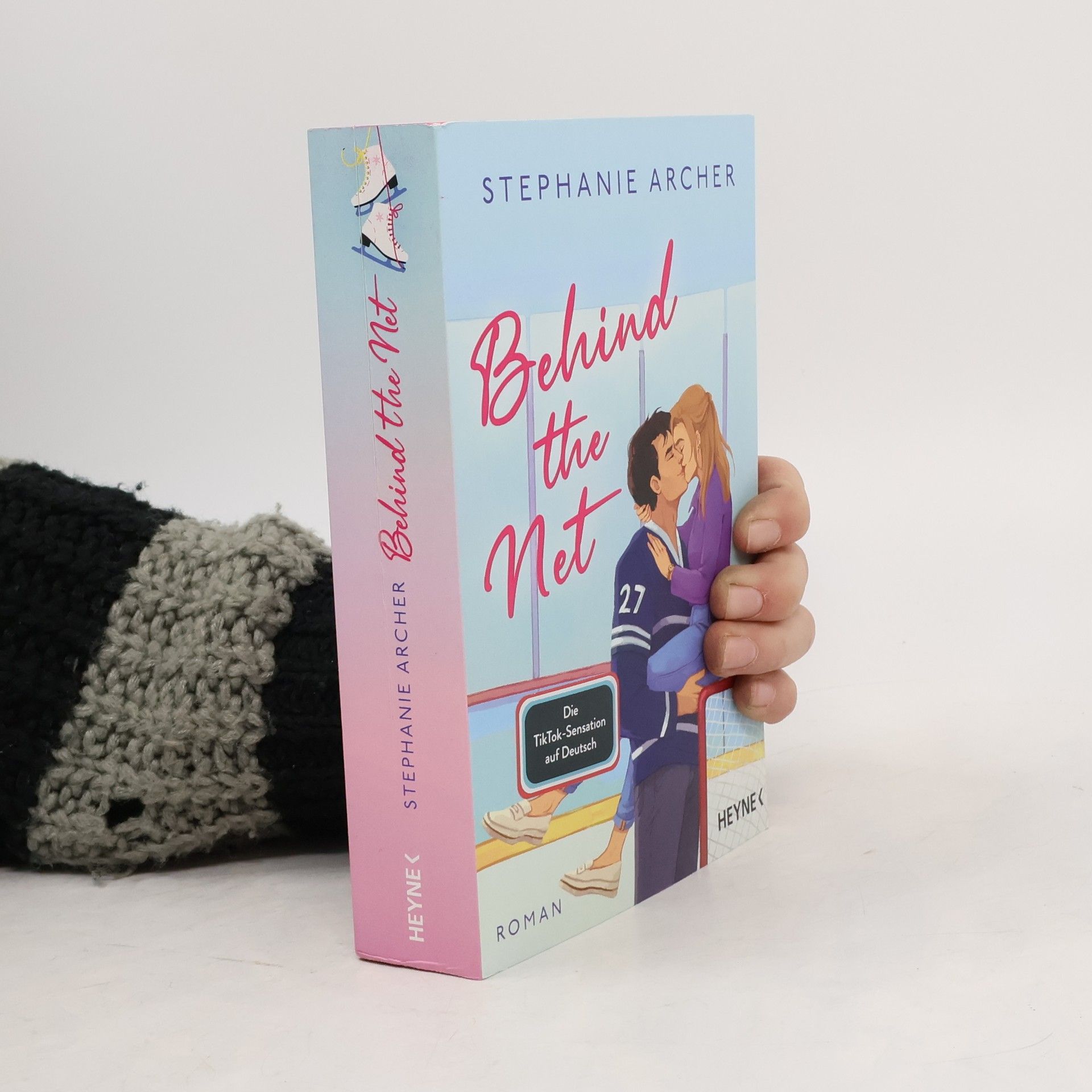 Behind the Net. Roman - Mit farbig gestaltetem Buchschnitt - nur in limitierter Erstauflage der gedruckten Ausgabe - Spicy Sportsromance für Fans von »Icebreaker«!