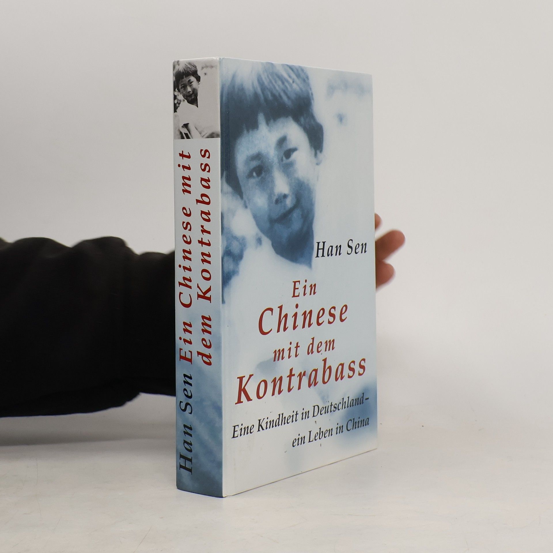Sen Han Ein Chinese mit dem Kontrabass