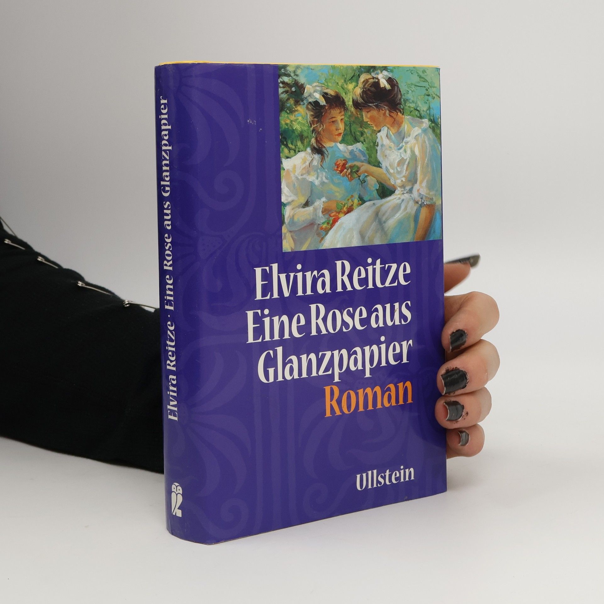 Eine Rose aus Glanzpapier