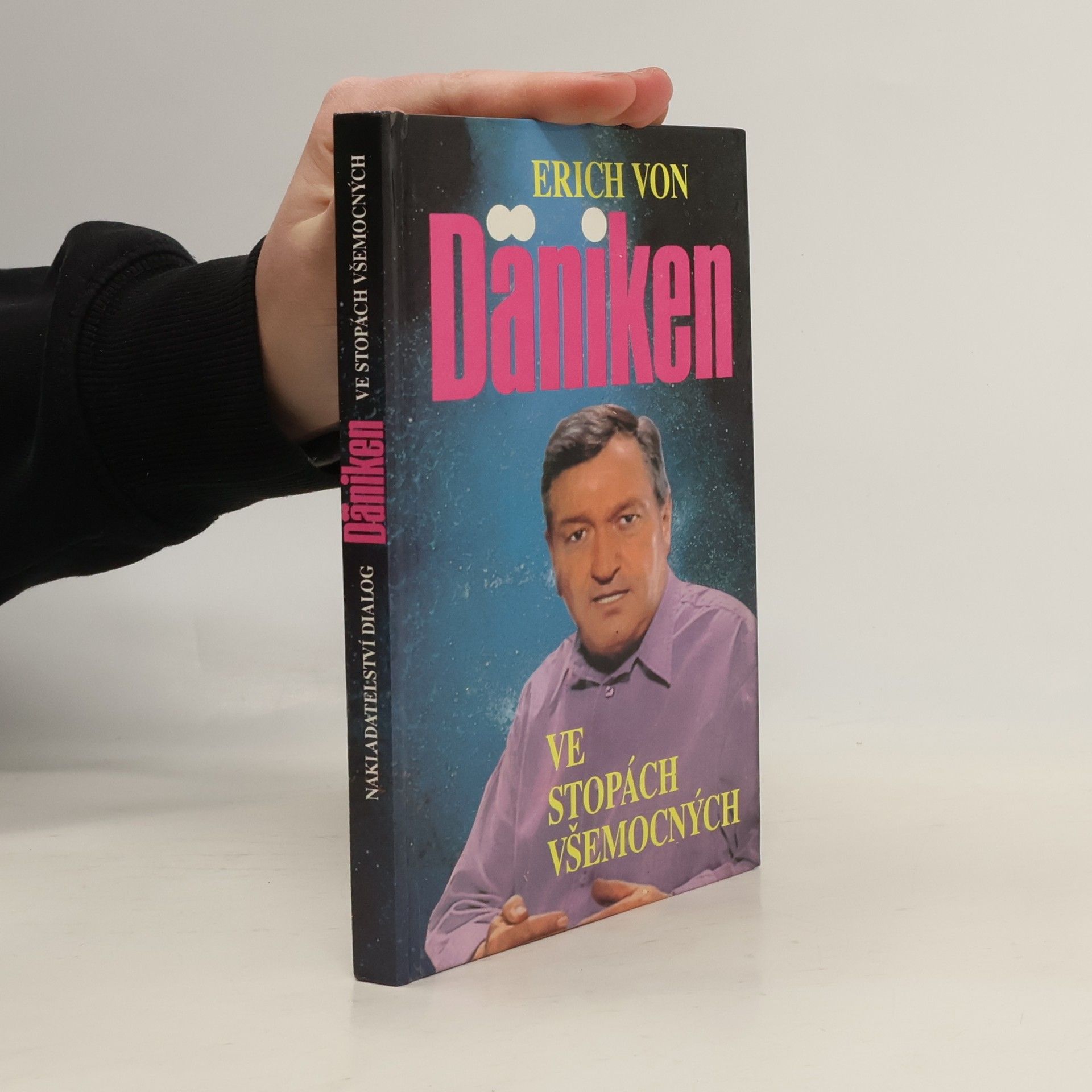 Erich von Däniken Ve stopách všemocných