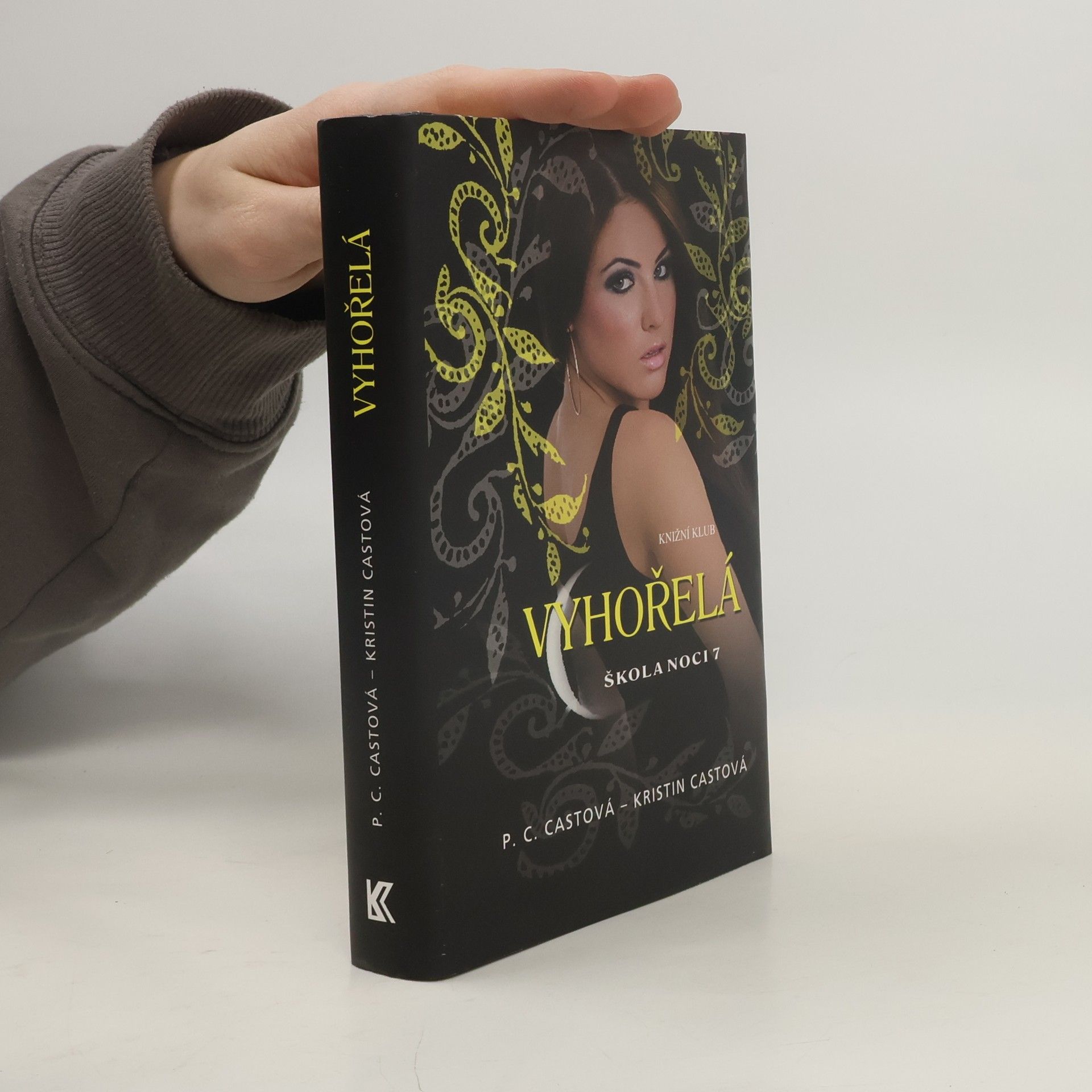 Phyllis Christine Cast Škola noci 7. Vyhořelá