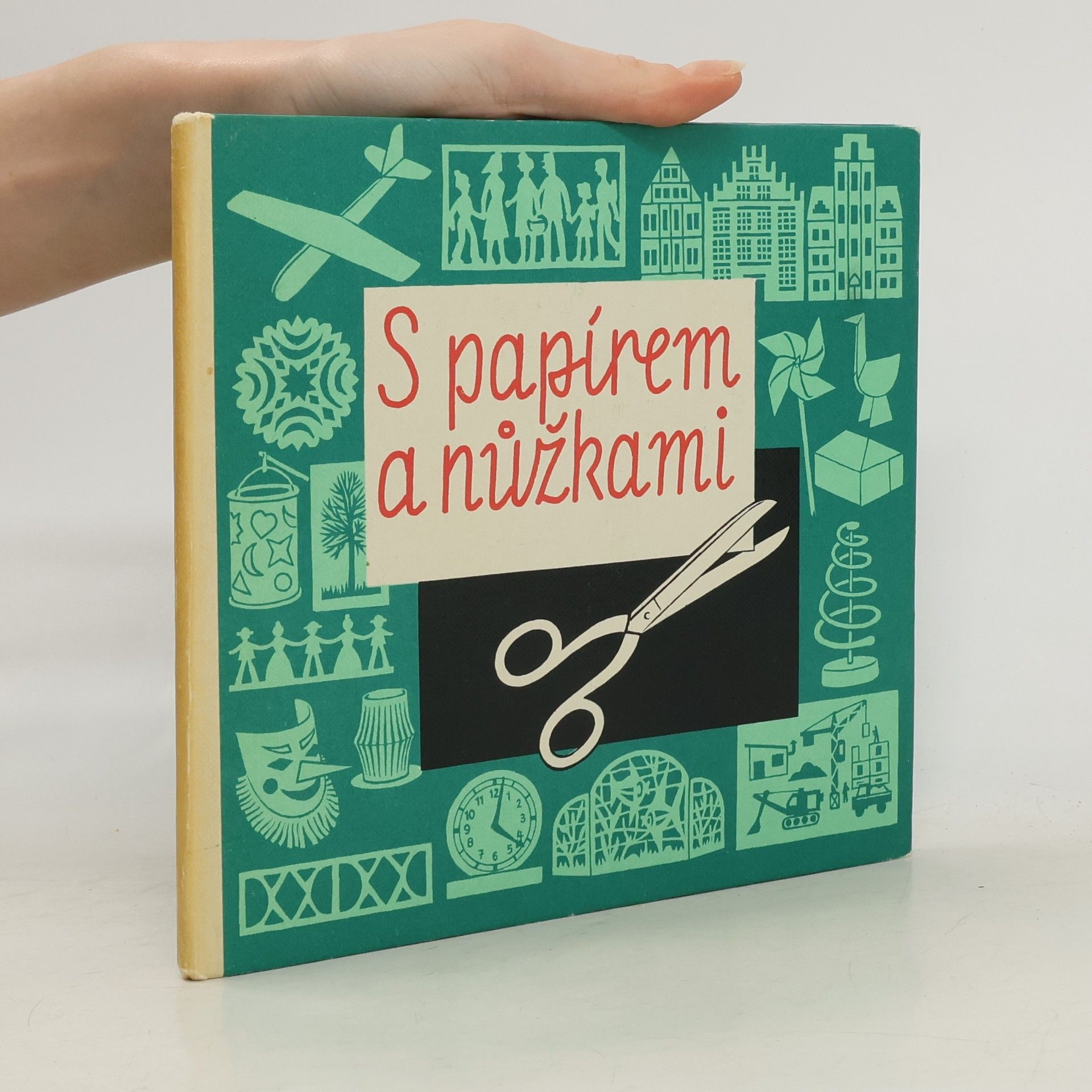 S papírem a nůžkami