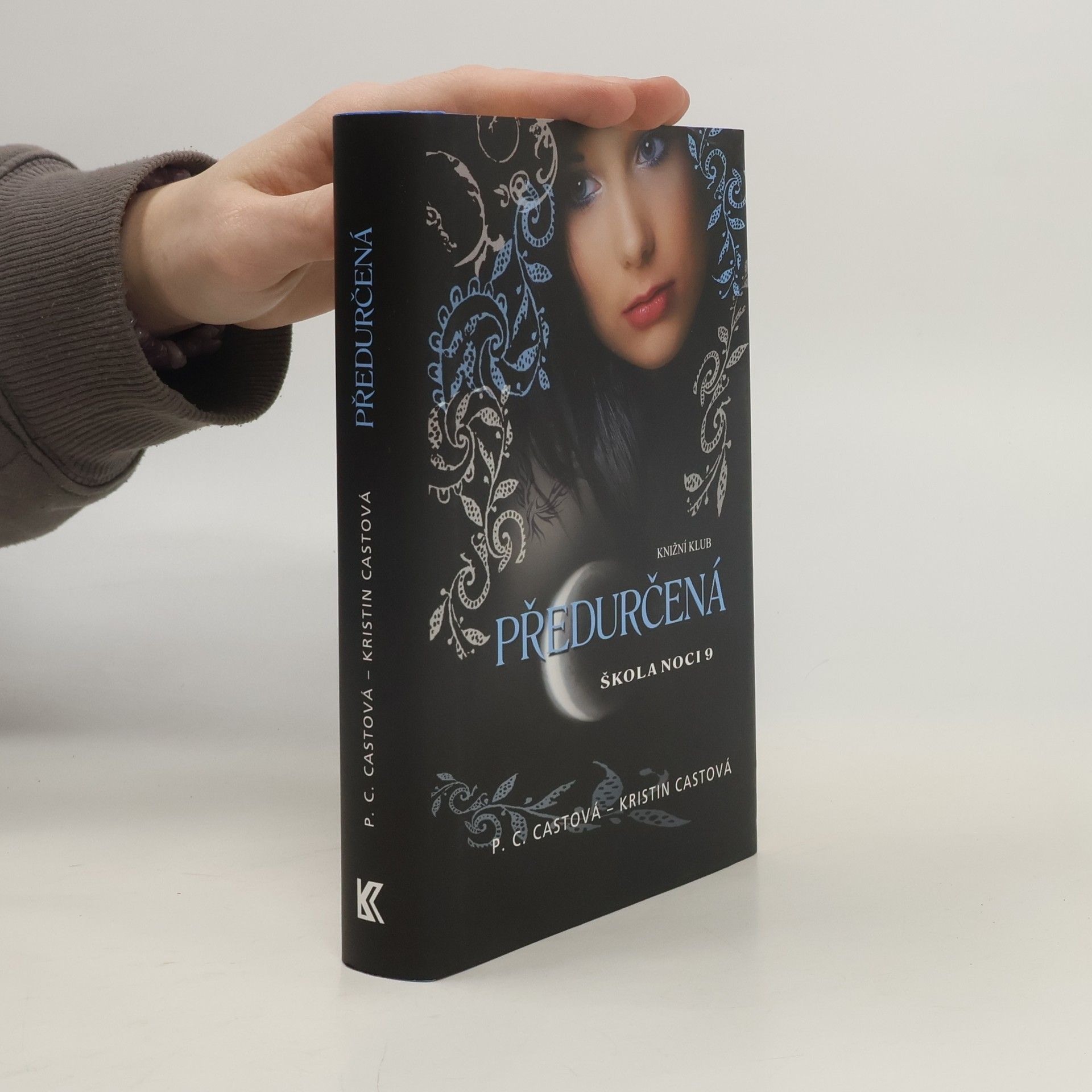 P. C. Cast Škola noci. 9, Předurčená