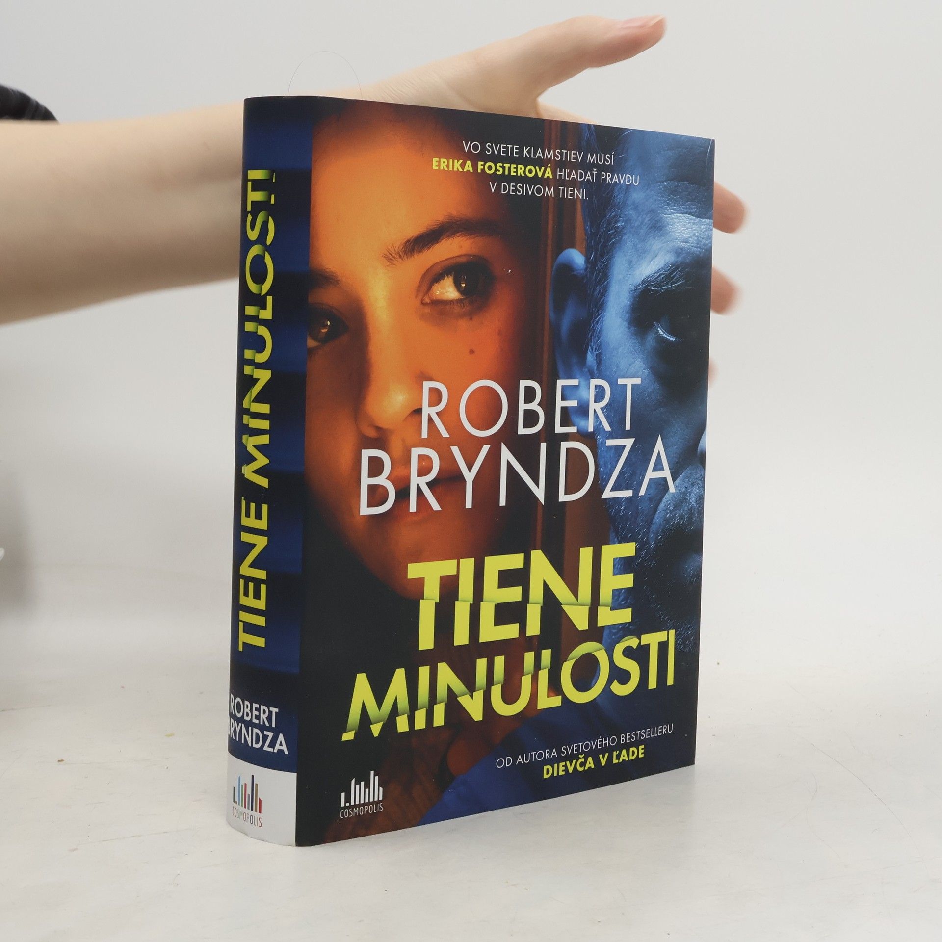 Robert Bryndza Tiene minulosti