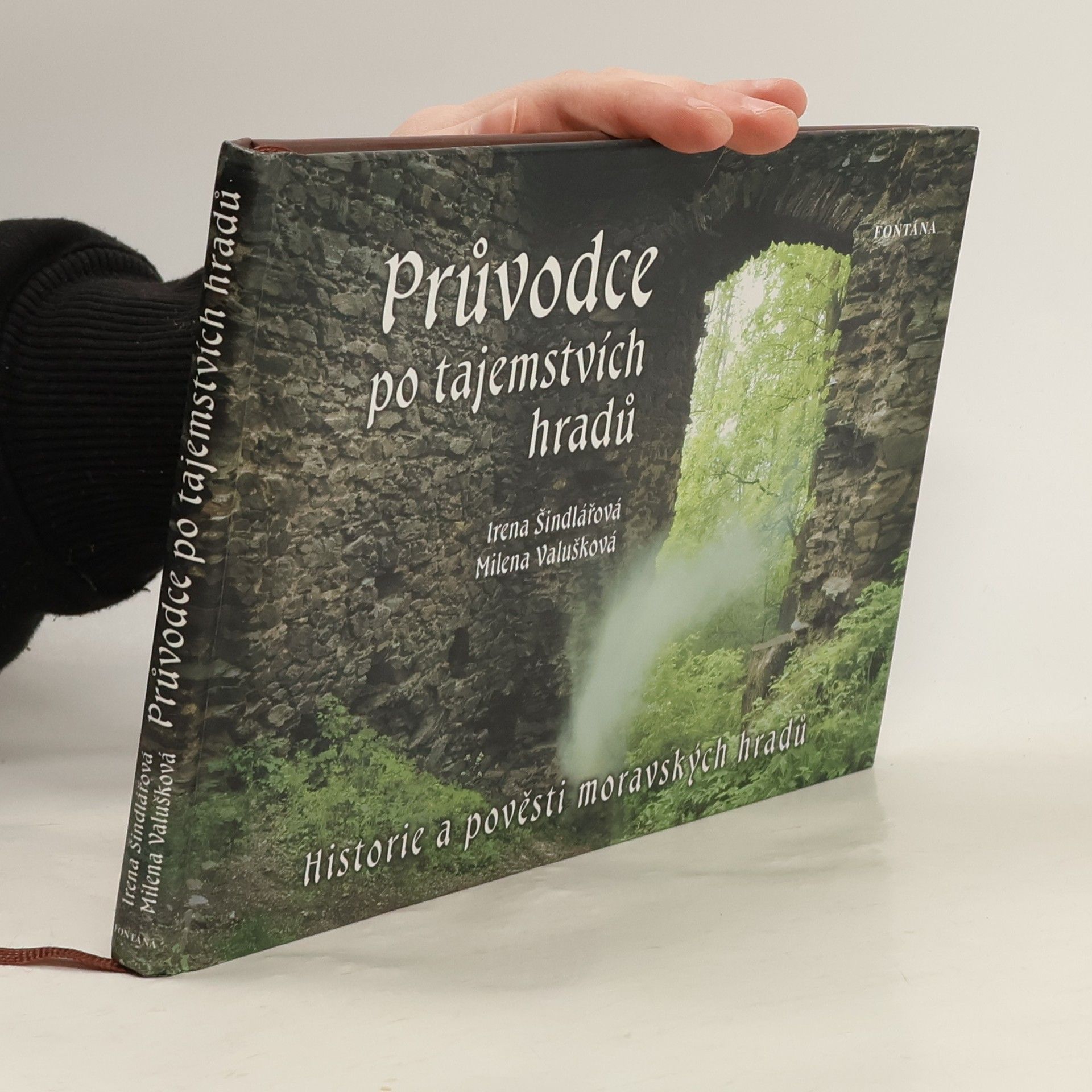 Irena Šindlářová Průvodce po tajemstvích hradů. Historie a pověsti moravských hradů.
