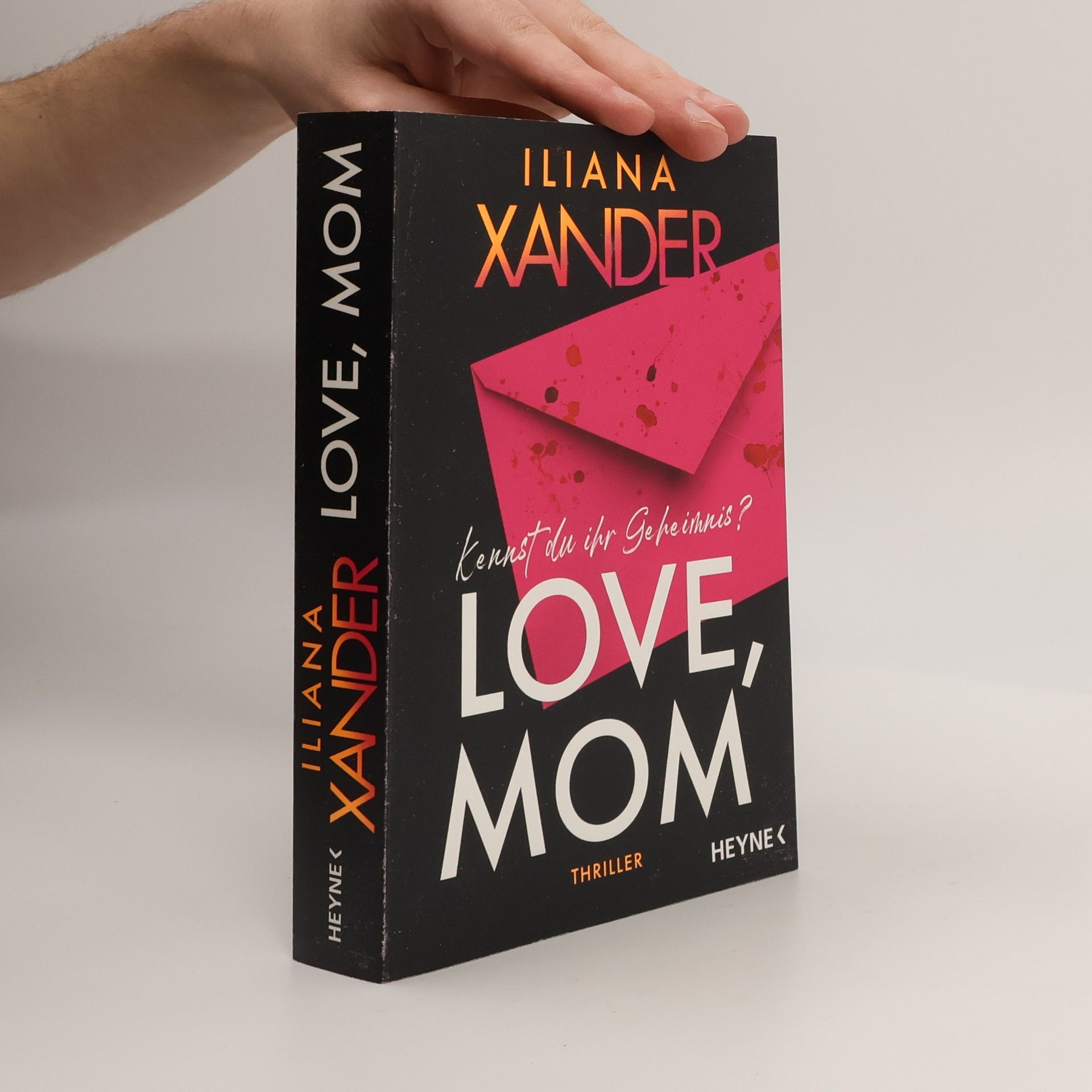 Iliana Xander Love, Mom