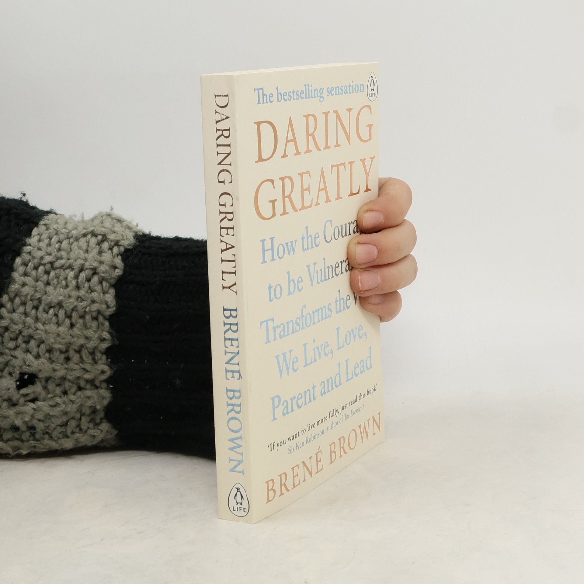 Brené Brown Daring greatly : how the courage to be vulnerable transforms the way we live, love, parent and lead
