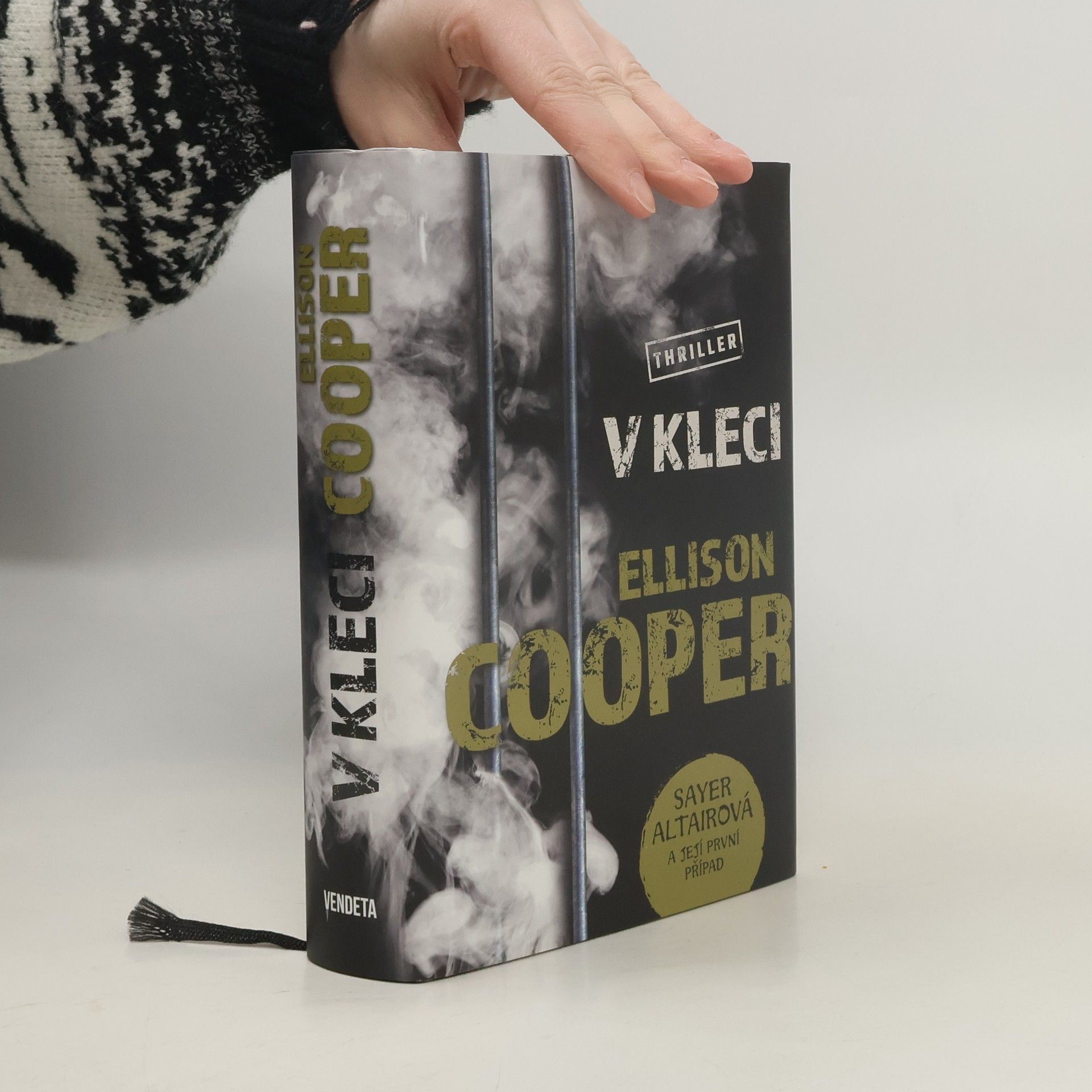 Ellison Cooper V kleci