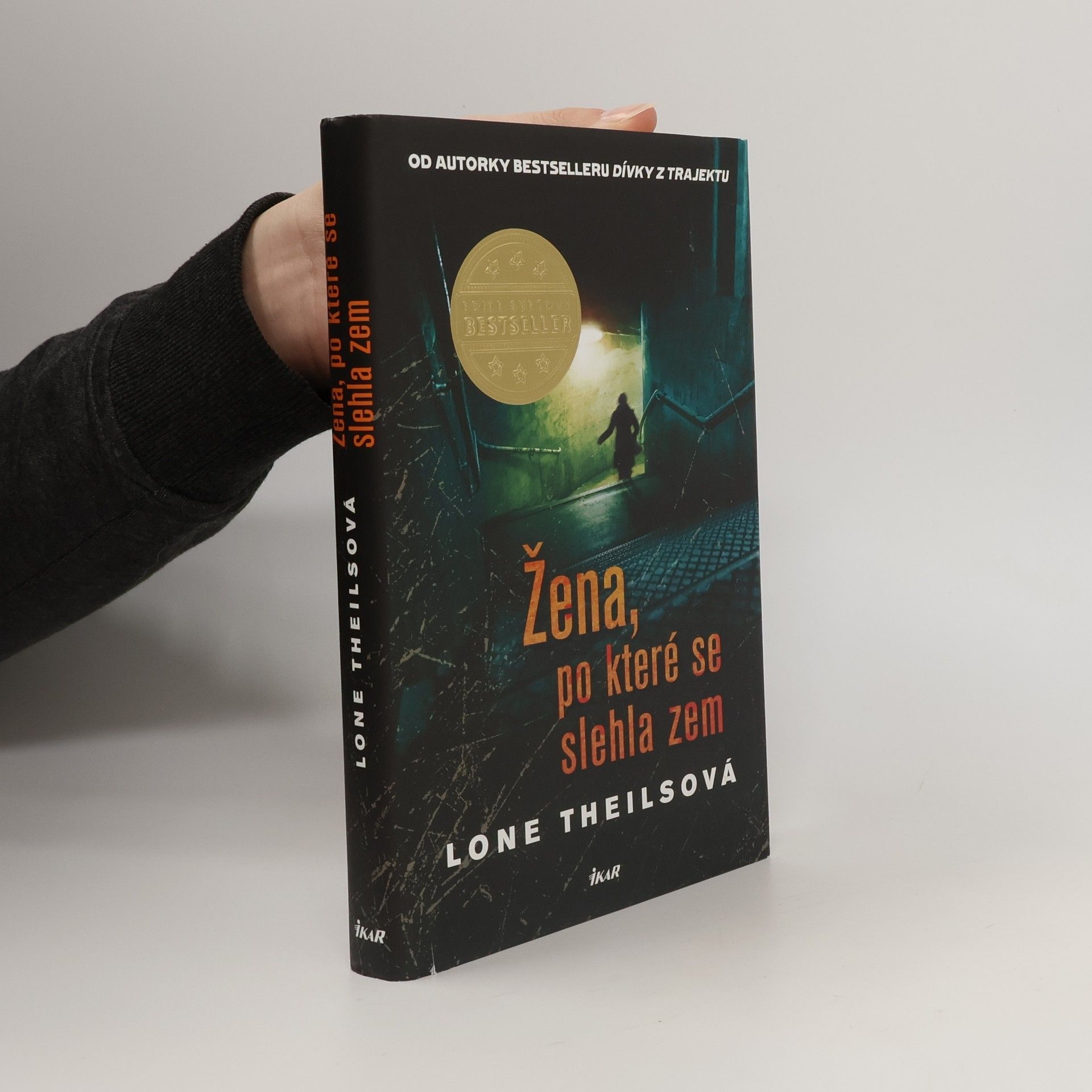 Lone Theils Žena, po které se slehla zem