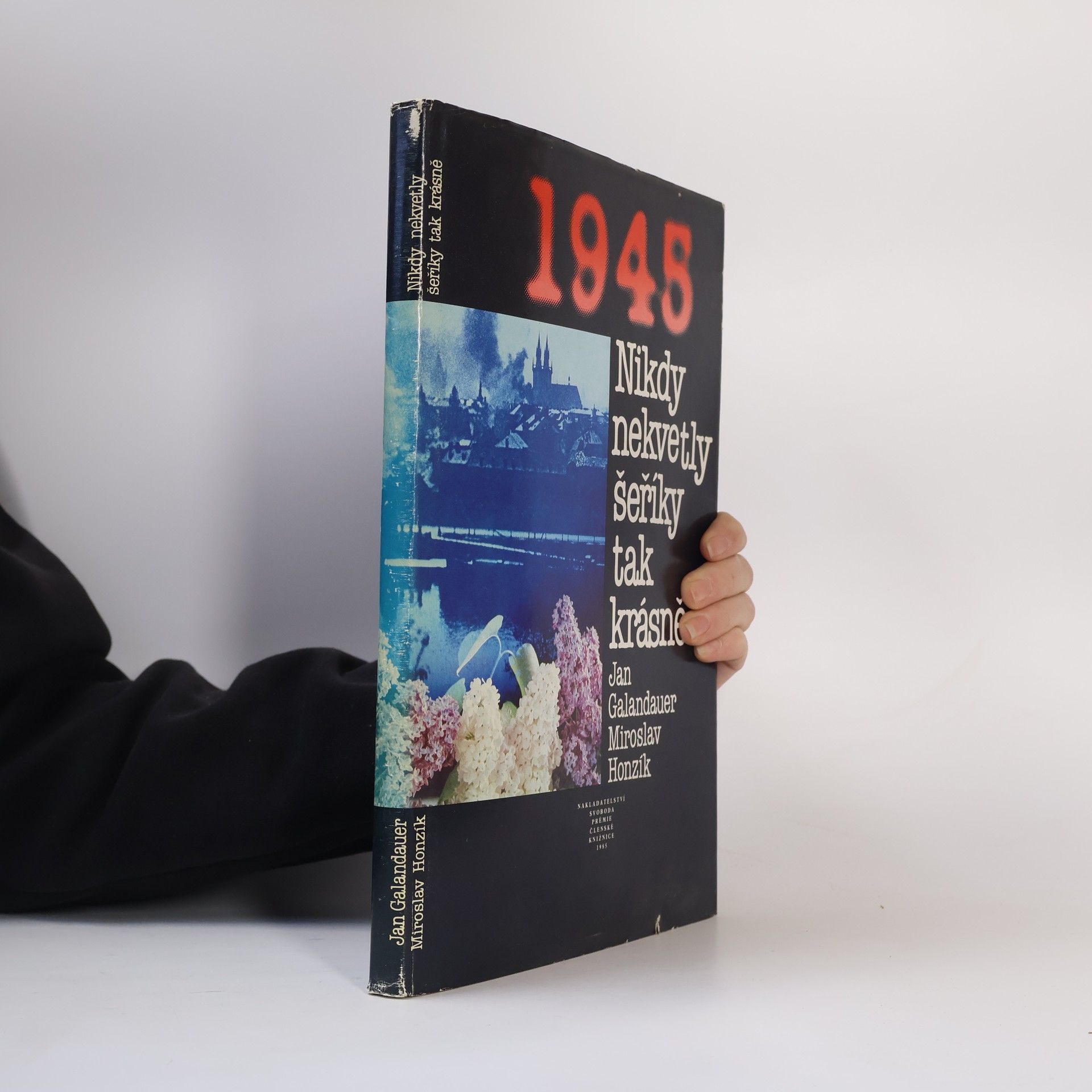 1945. Nikdy nekvetly šeříky tak krásně