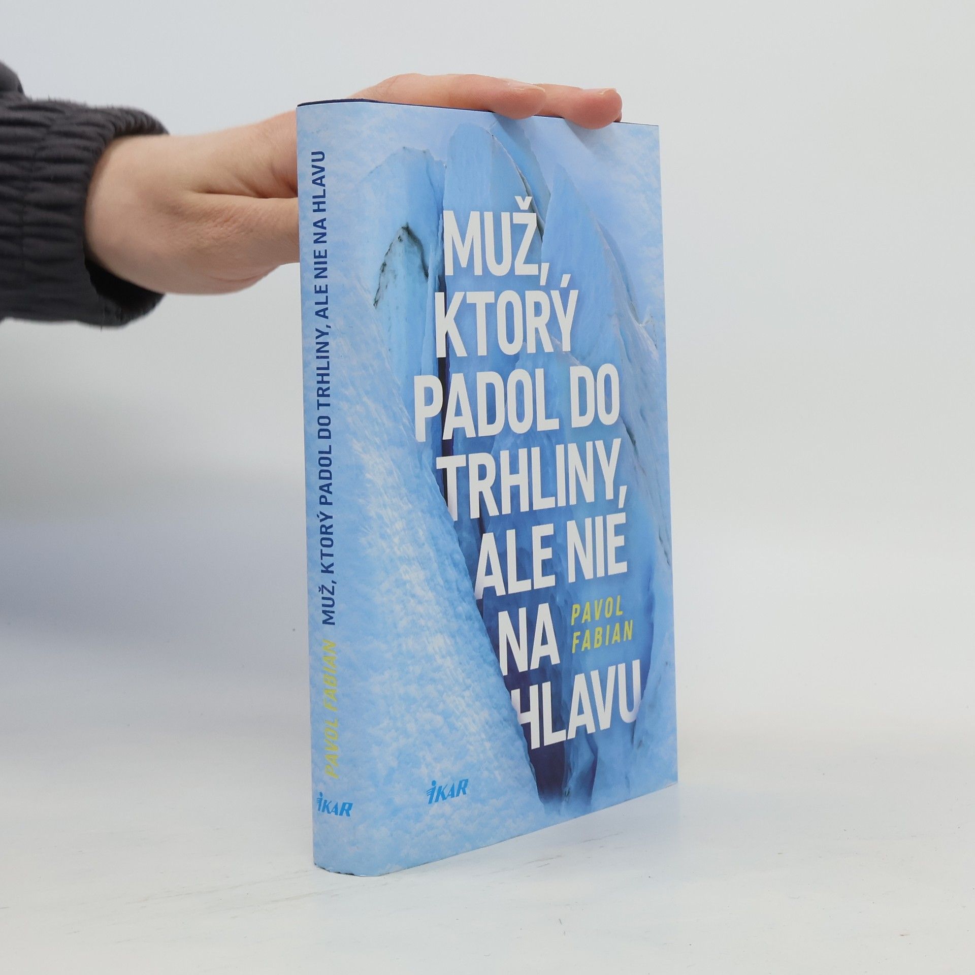 Muž, ktorý padol do trhliny, ale nie na hlavu