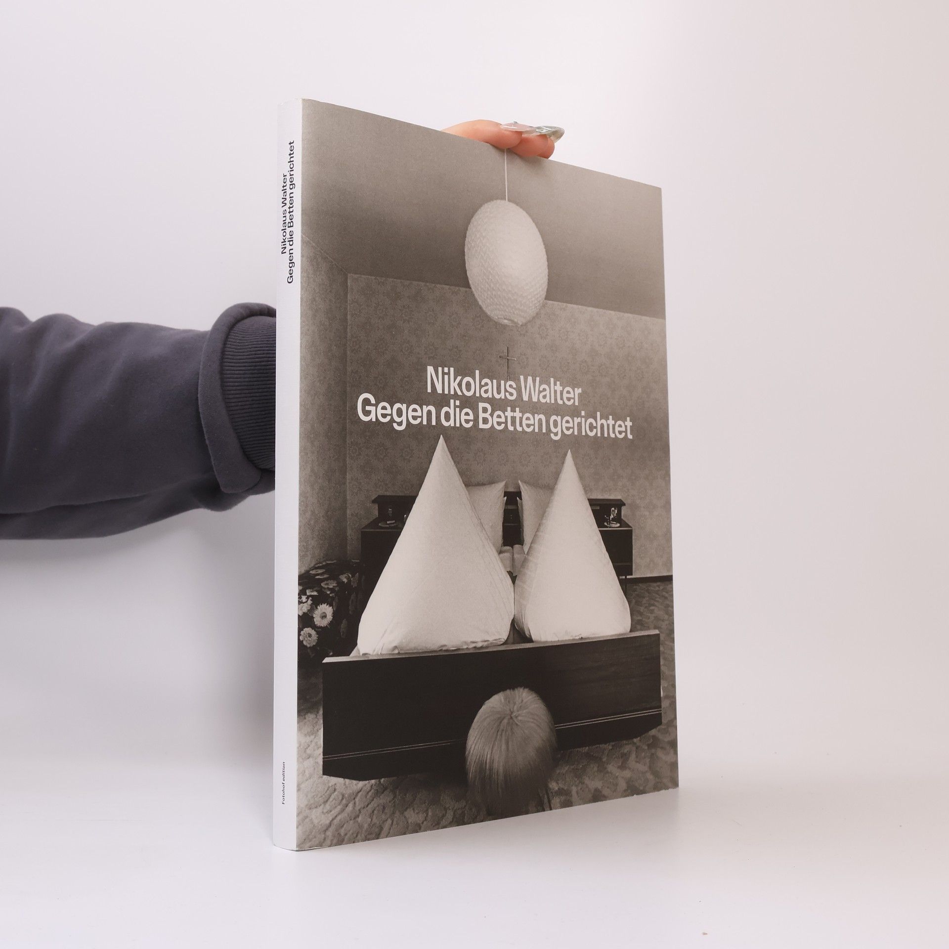 Gegen die Betten gerichtet