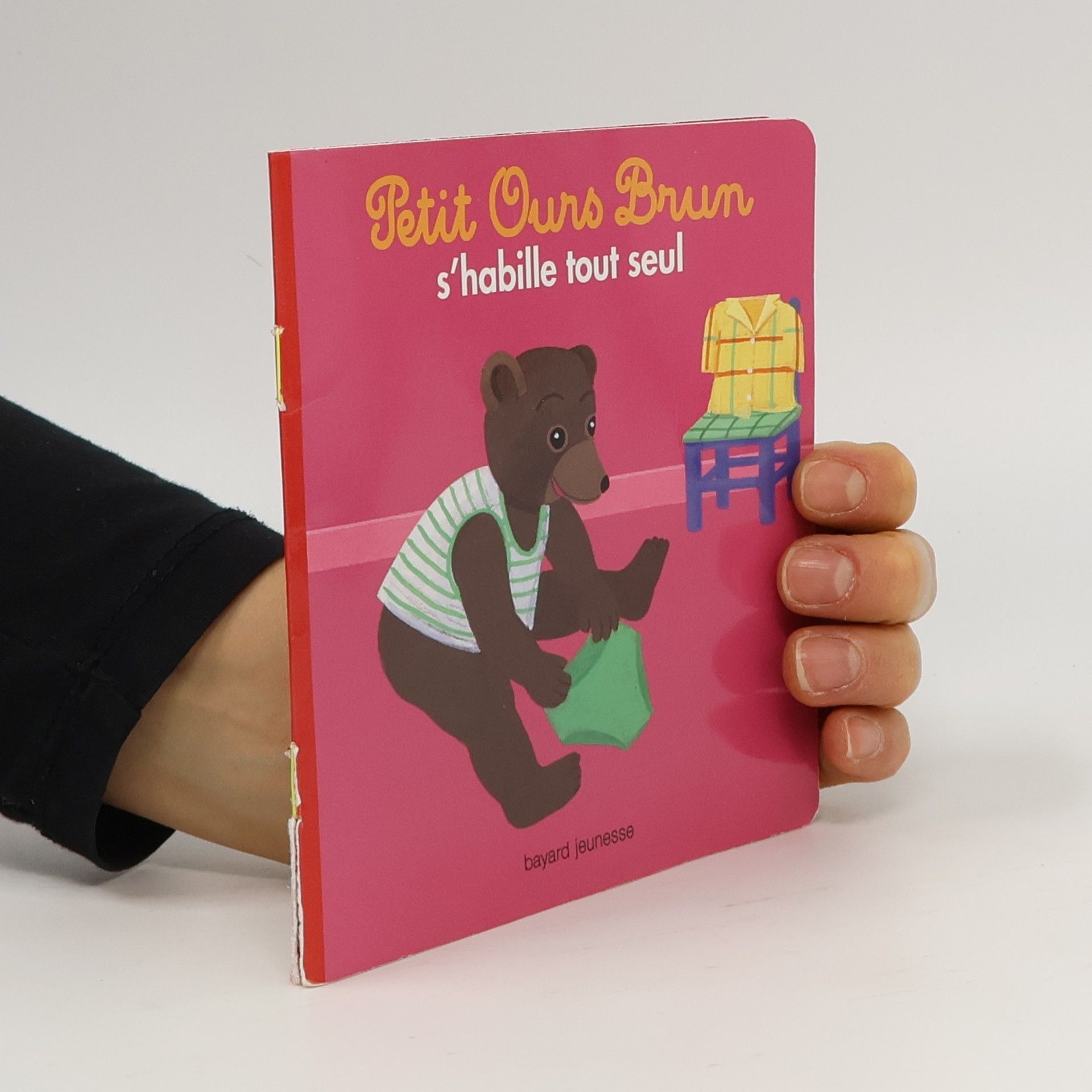 Petit Ours Brun s'habille tout seul