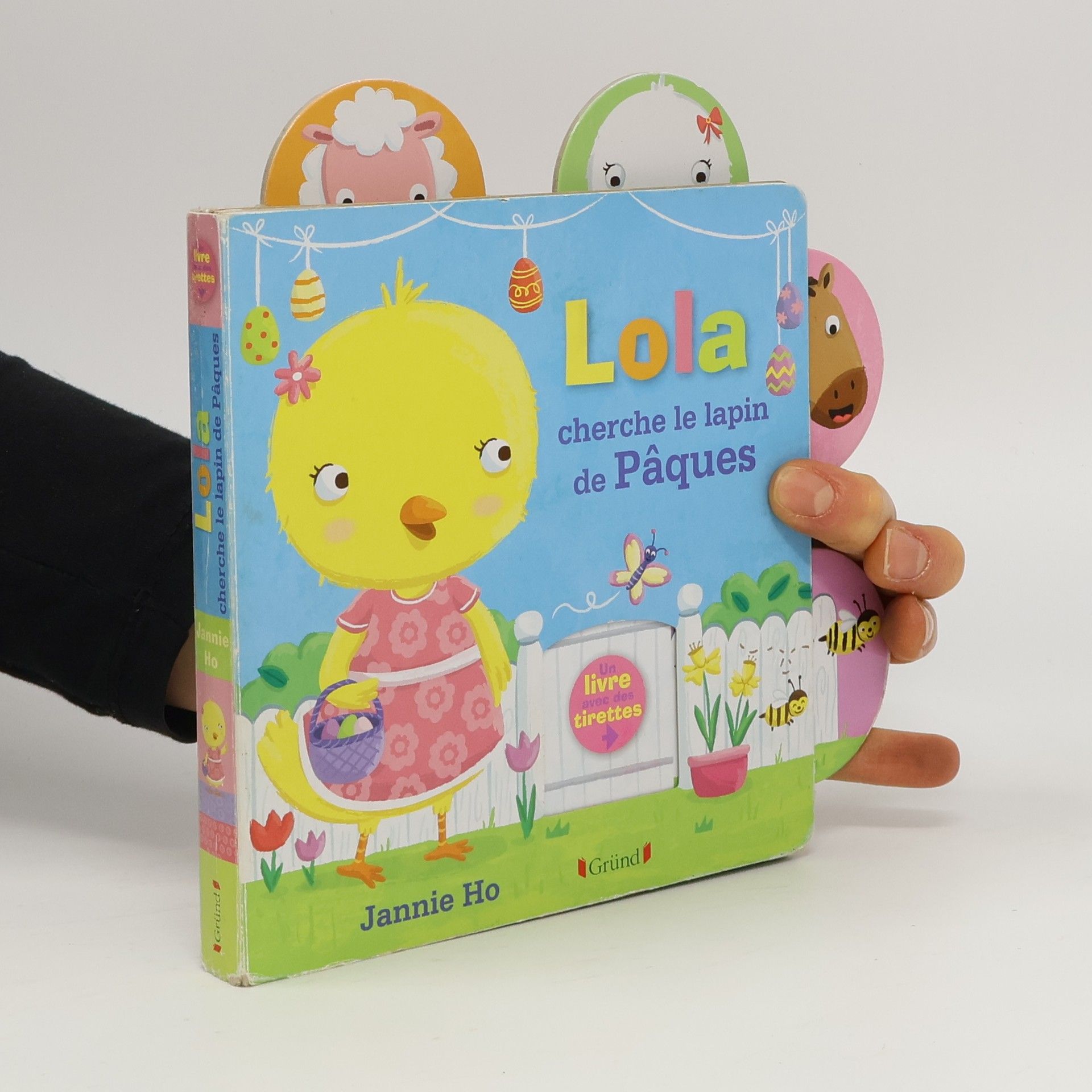 Lola cherche le lapin de Pâques