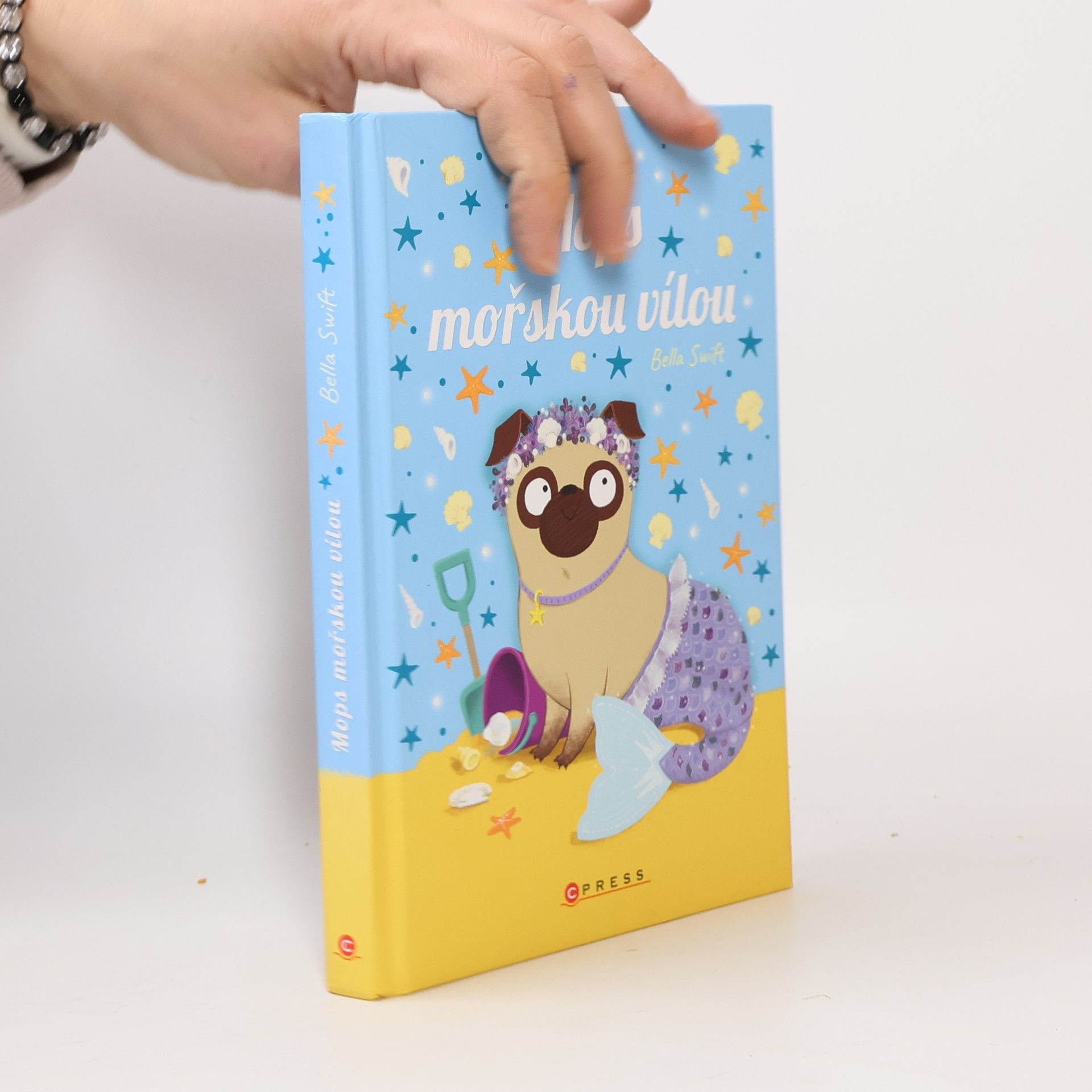 Mops mořskou vílou