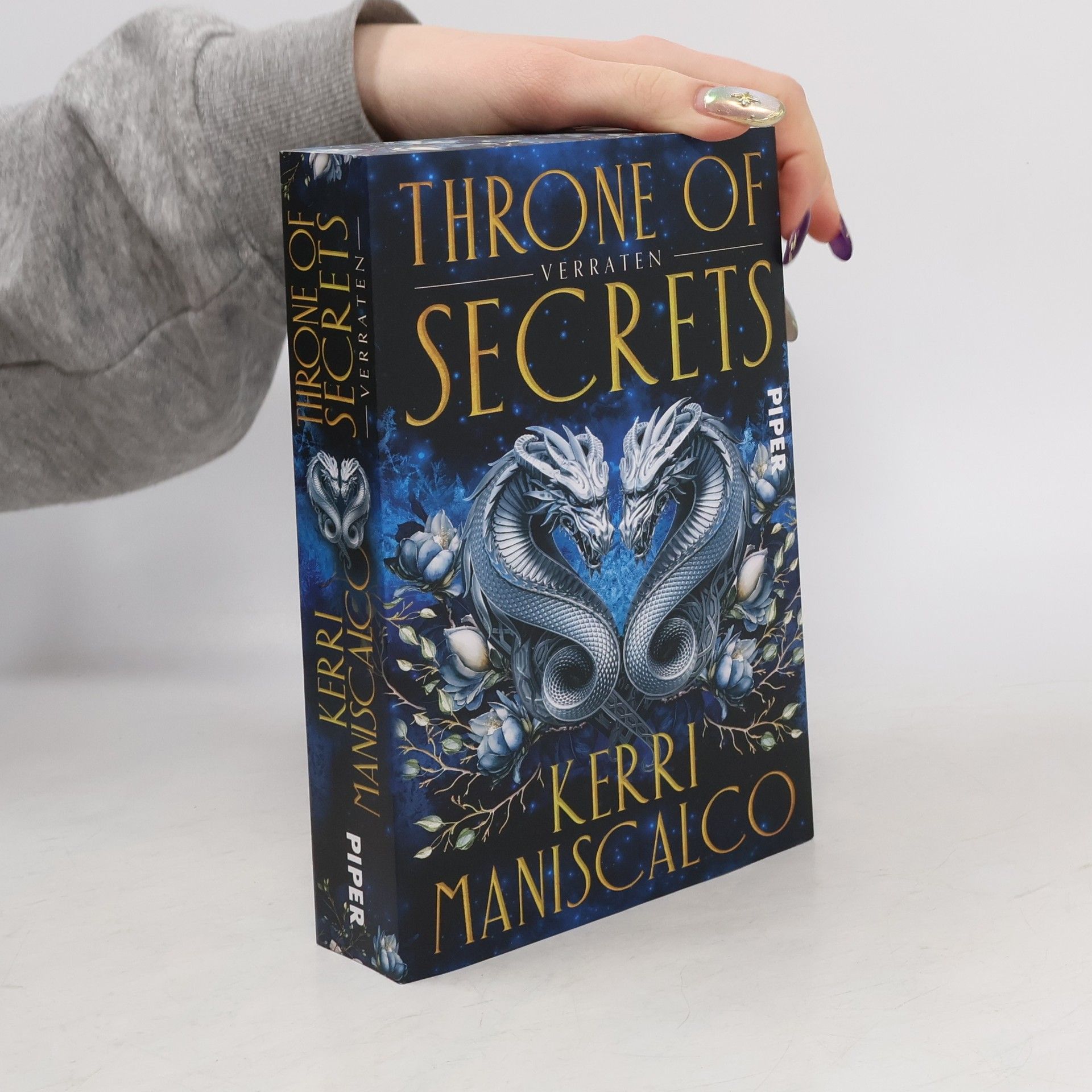 Throne of Secrets. Verraten