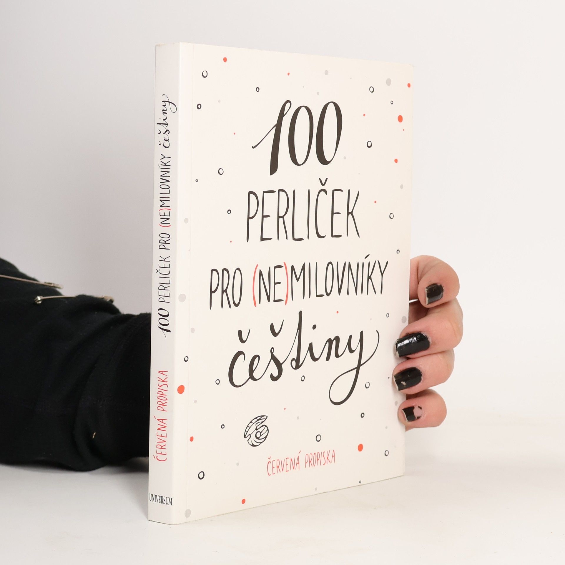 Karla Tchawou Tchuisseu 100 perliček pro (ne)milovníky češtiny