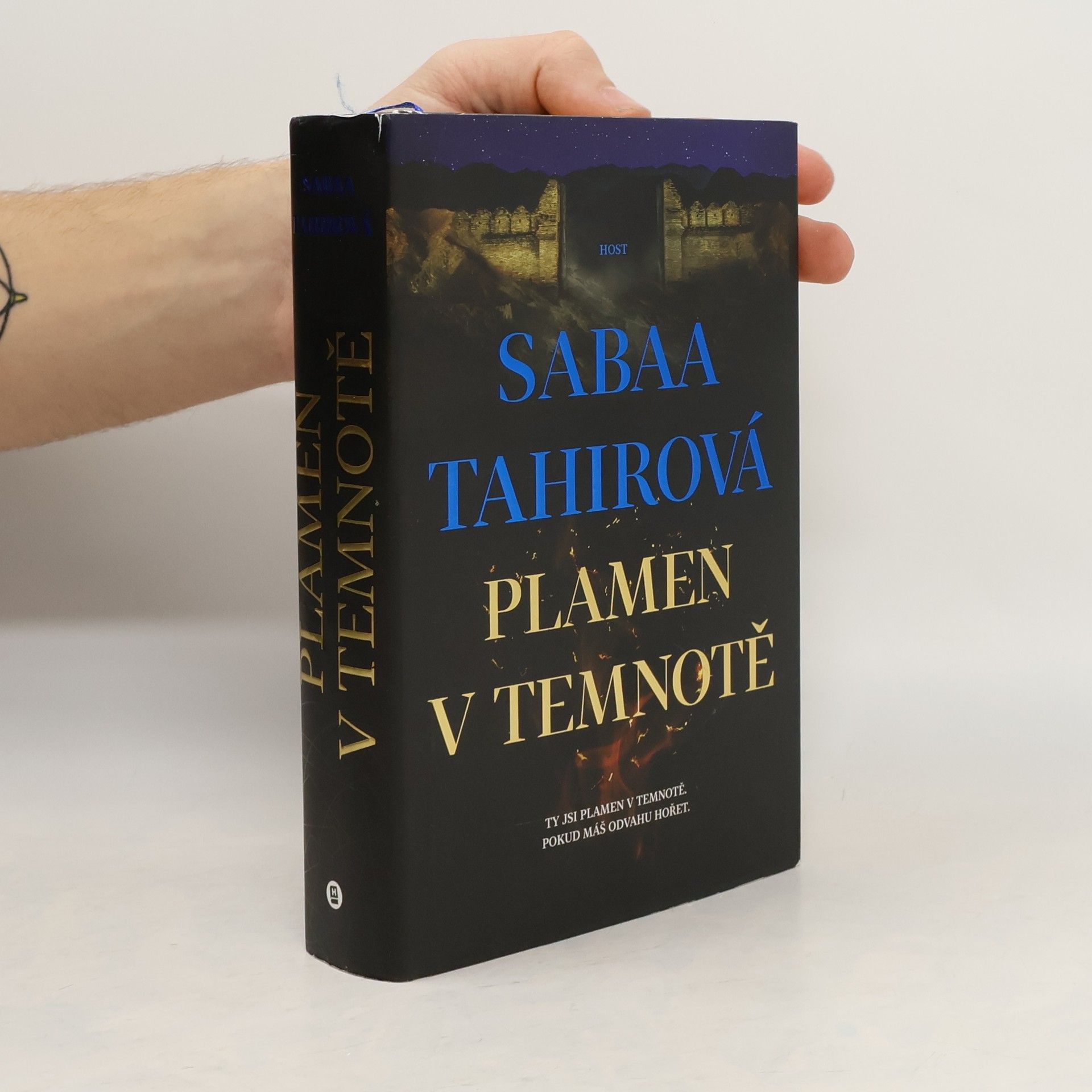Sabaa Tahir Plamen v temnotě