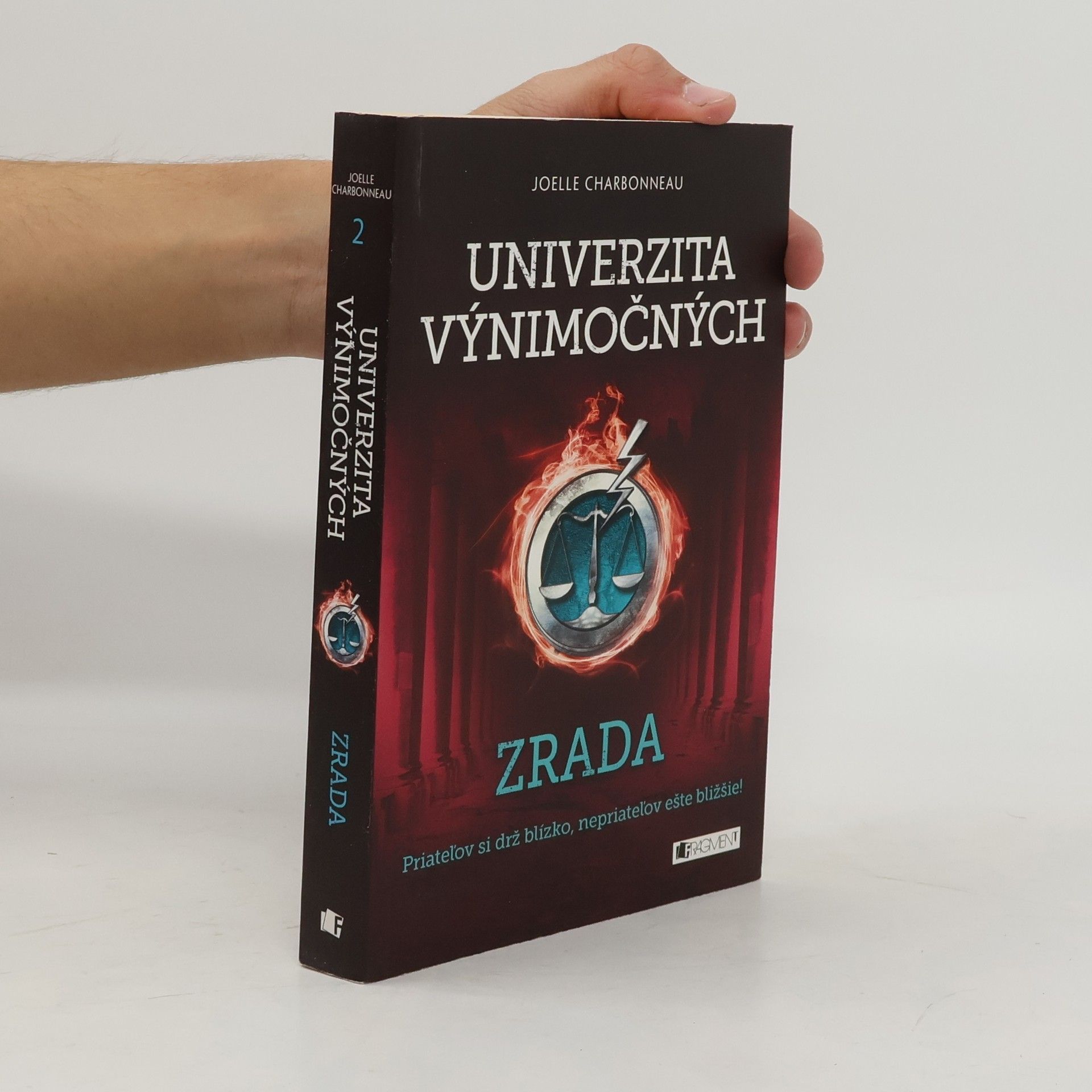 Joelle Charbonneau Univerzita výnimočných. Zrada
