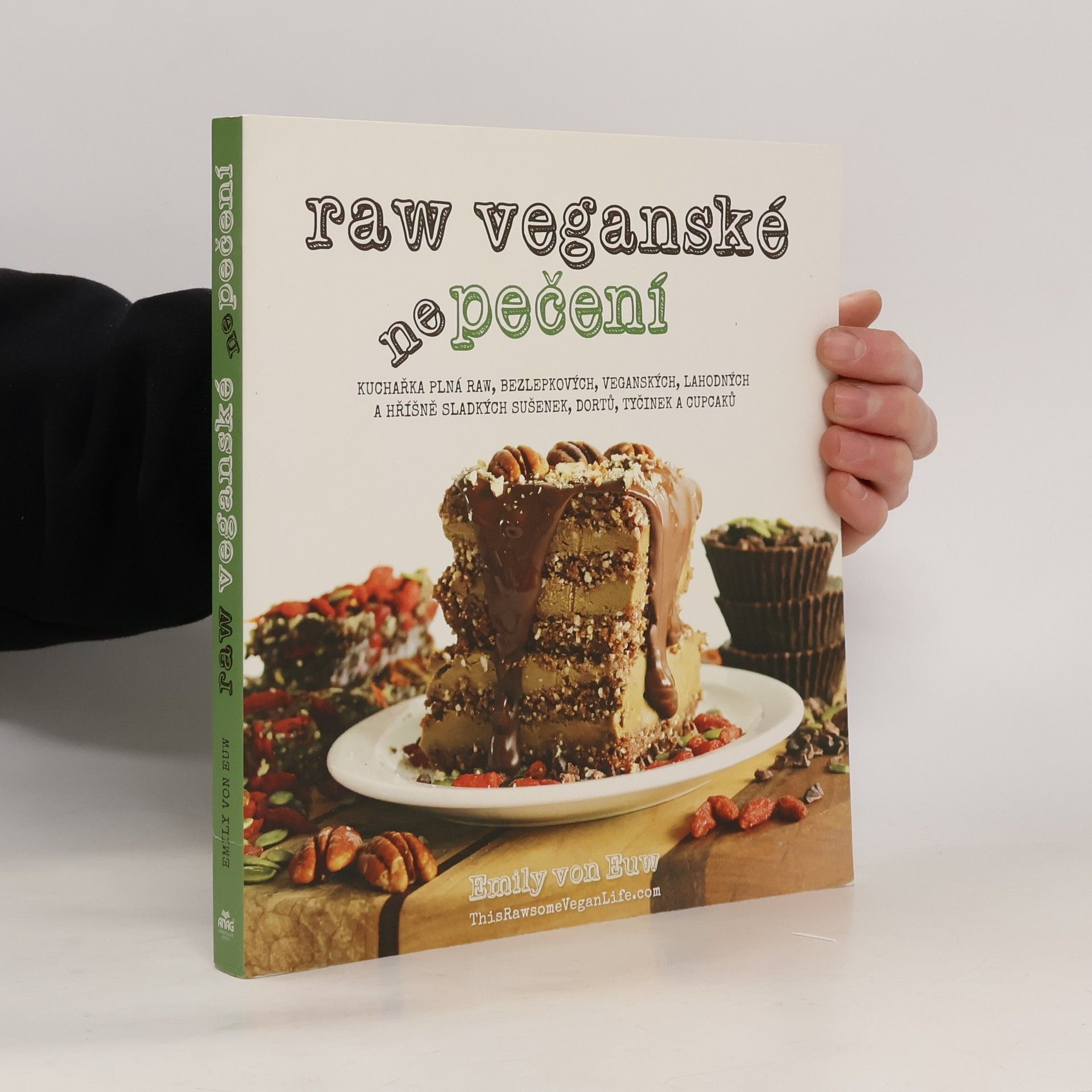 Emily Von Euw Raw veganské nepečení. Kuchařka plná raw, bezlepkových, veganských, lahodných a hříšně sladkých sušenek, dortů, tyčinek a cupcaků