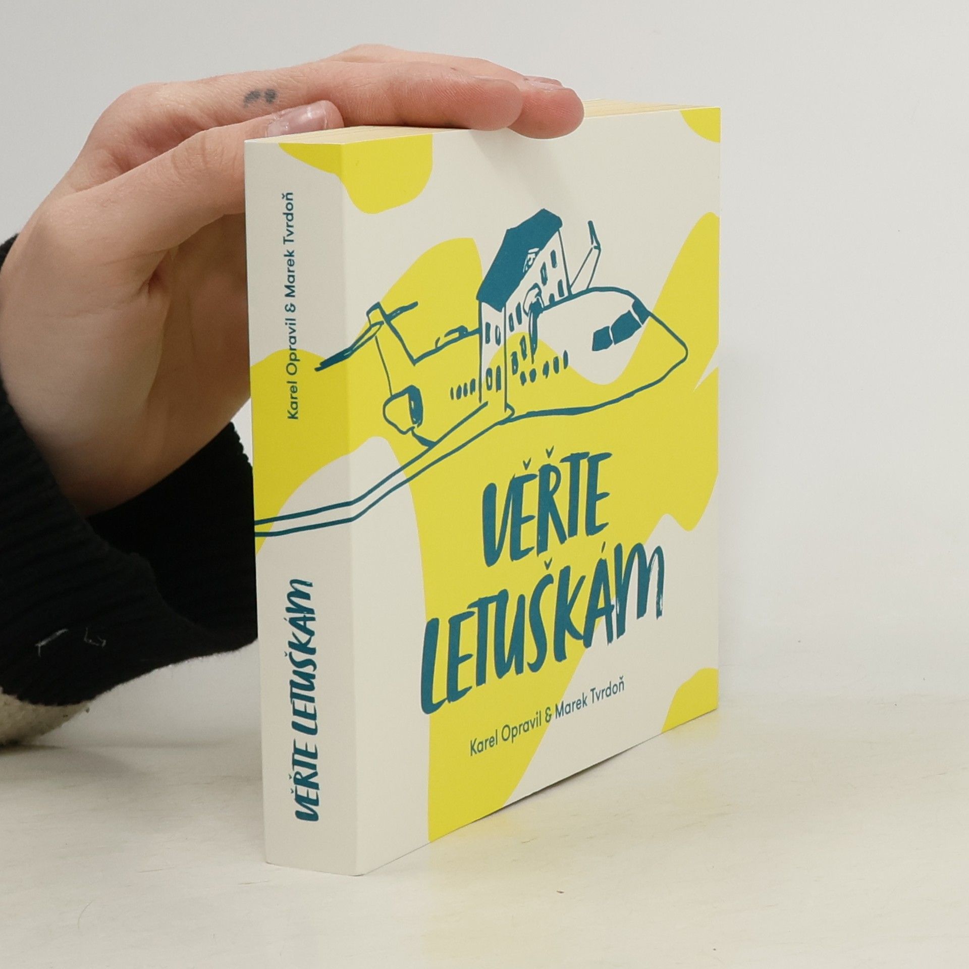 Karel Opravil Věřte letuškám