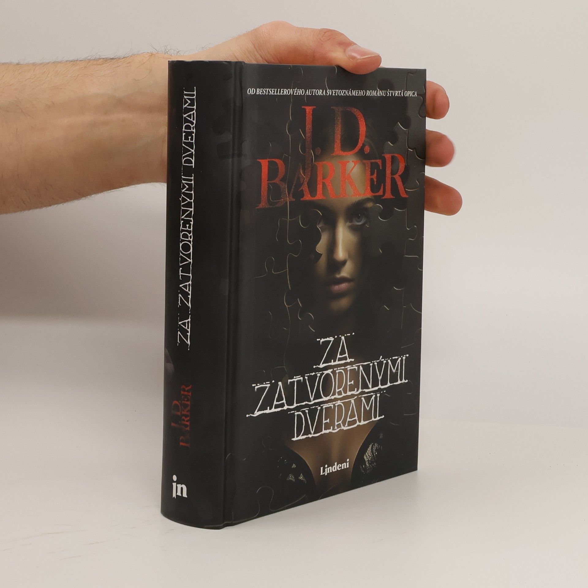 J. D. (Jonathan Dylan) Barker Za zatvorenými dverami