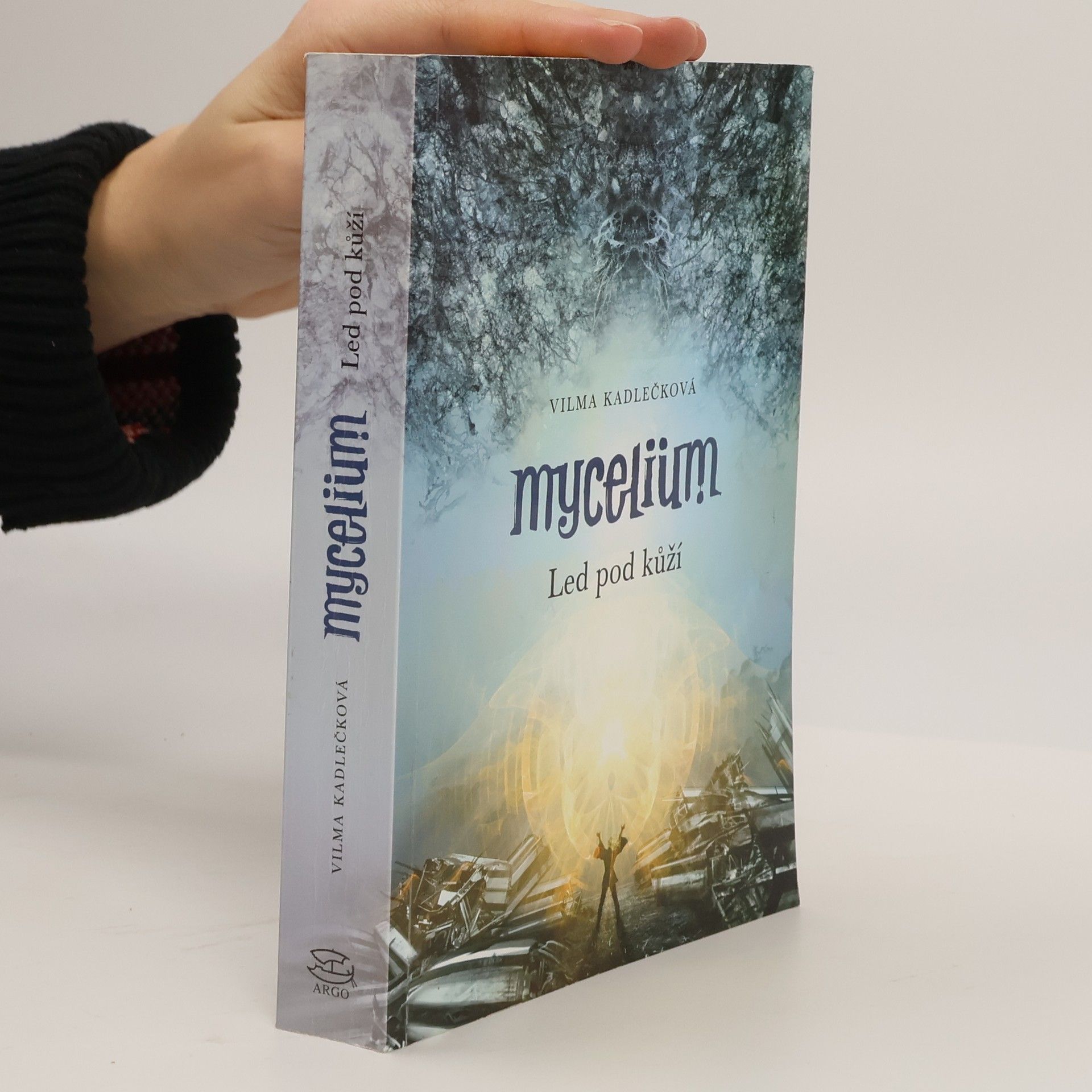 Mycelium. Led pod kůží