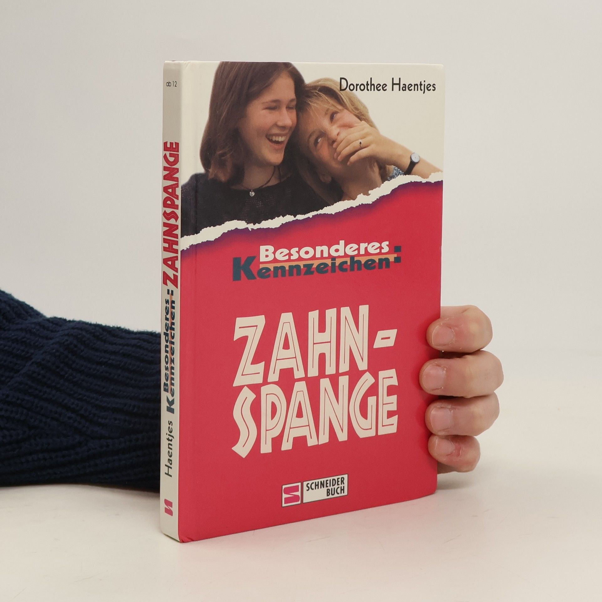 Besonderes Kennzeichen: Zahnspange