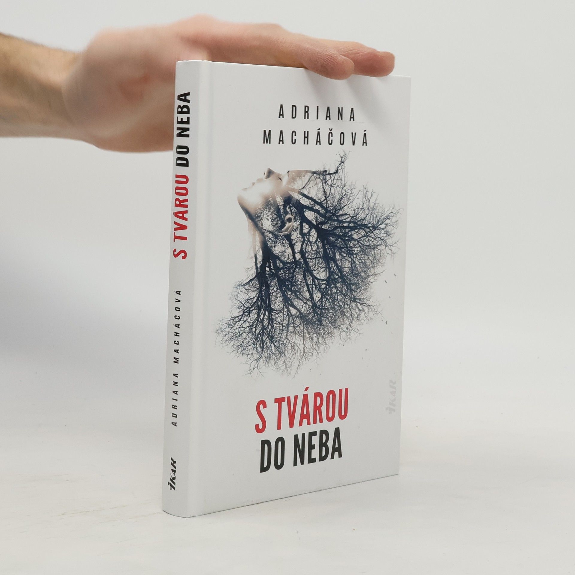 Adriana Machac S tvárou do neba