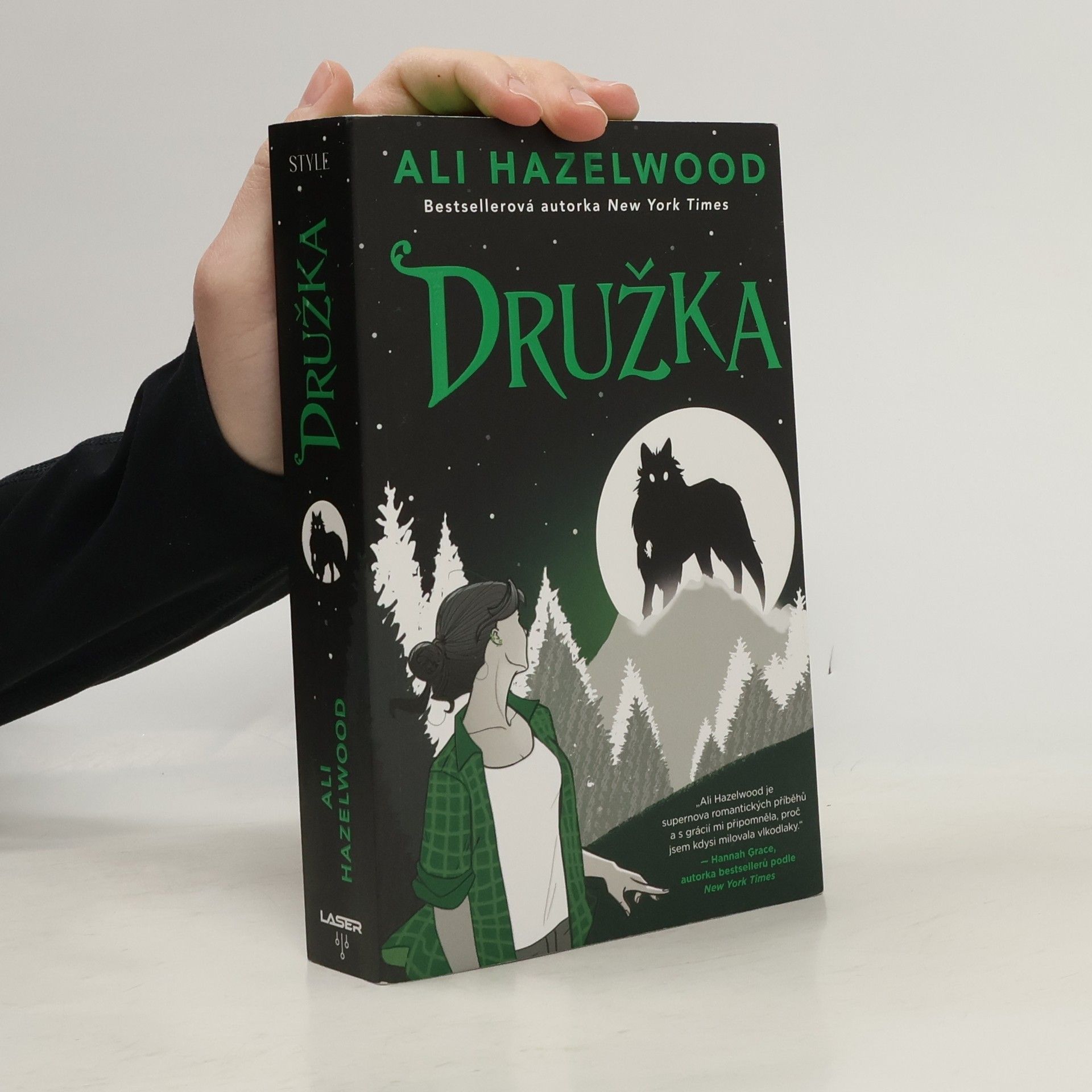 Ali Hazelwood Družka