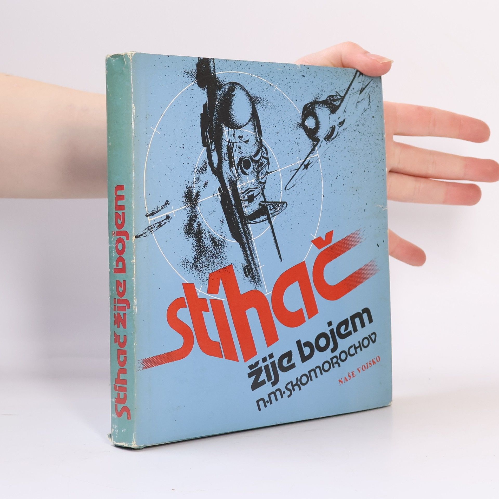 Stíhač žije bojem