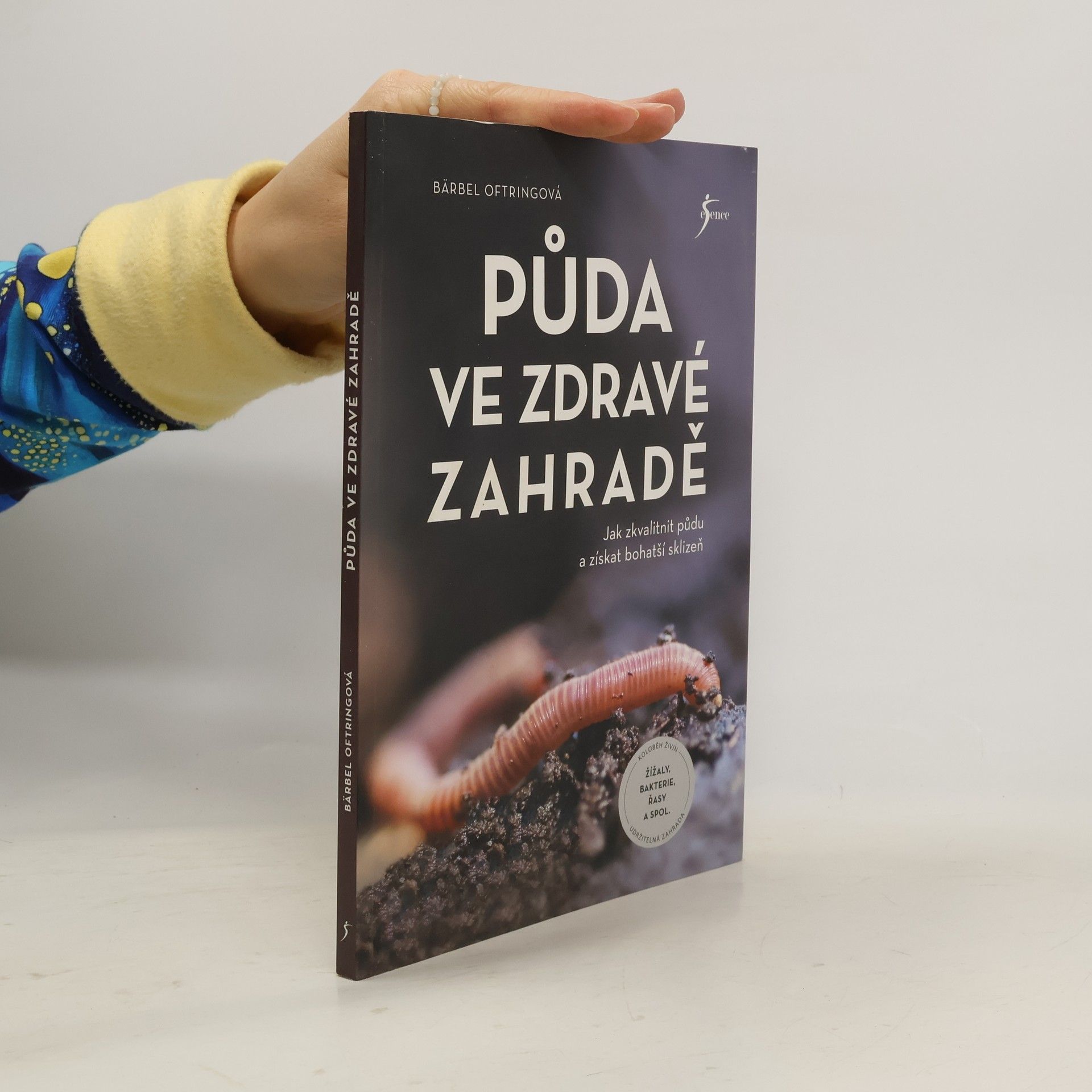 Bärbel Oftring Půda ve zdravé zahradě : jak zkvalitnit půdu a získat bohatší sklizeň