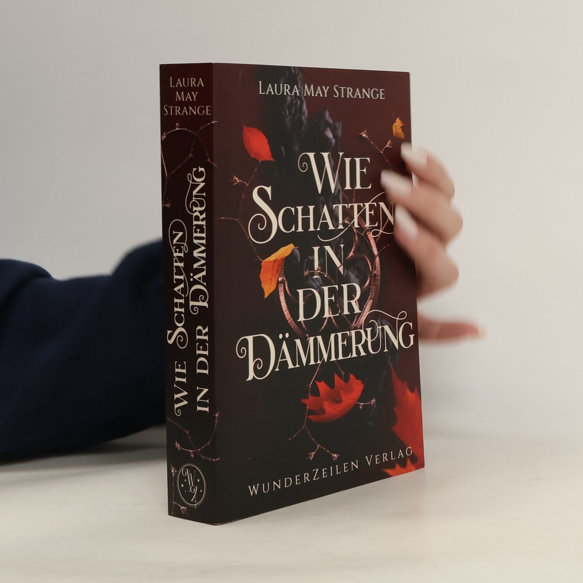 Laura May Strange Land der Dämmerung: Wie Schatten in der Dämmerung