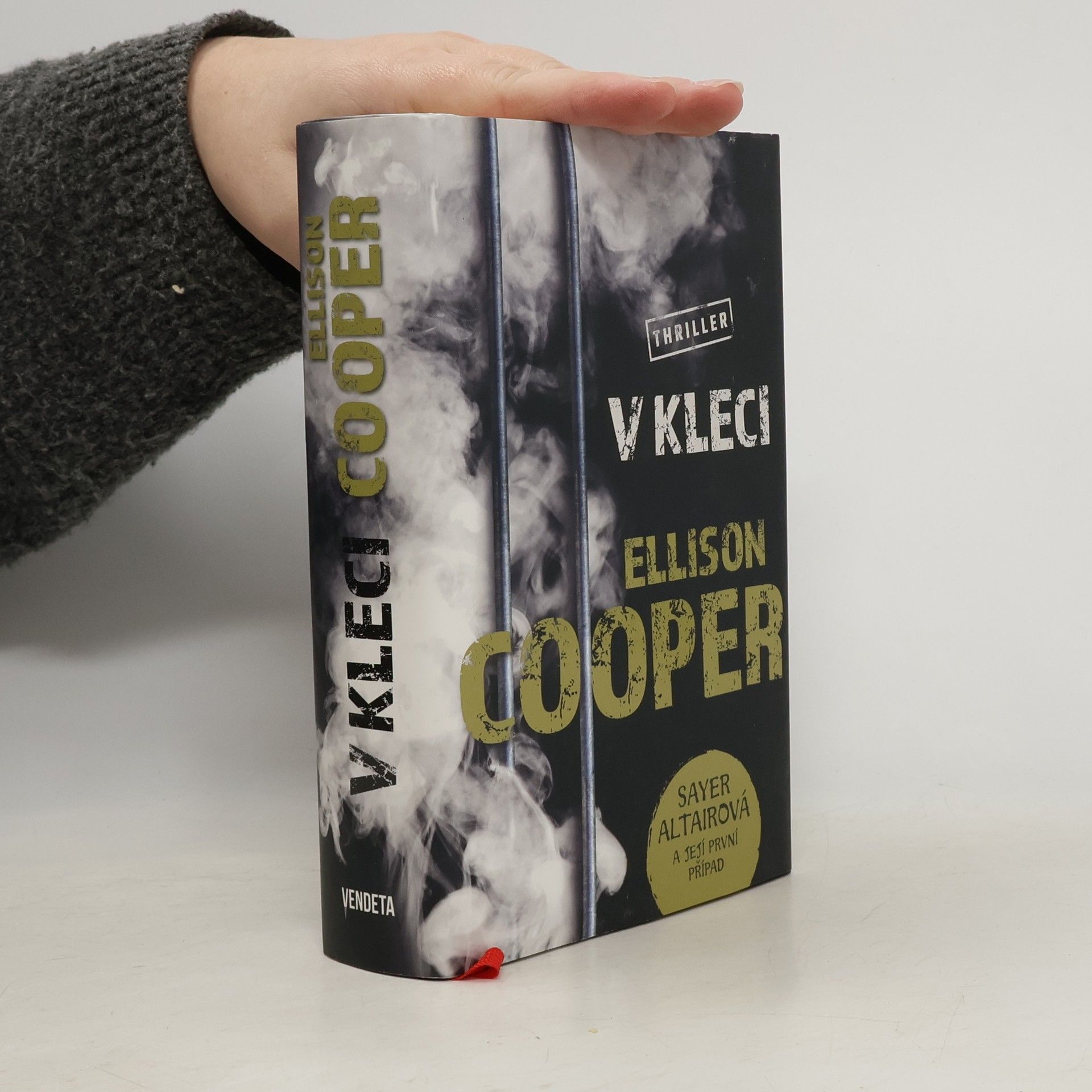 Ellison Cooper V kleci