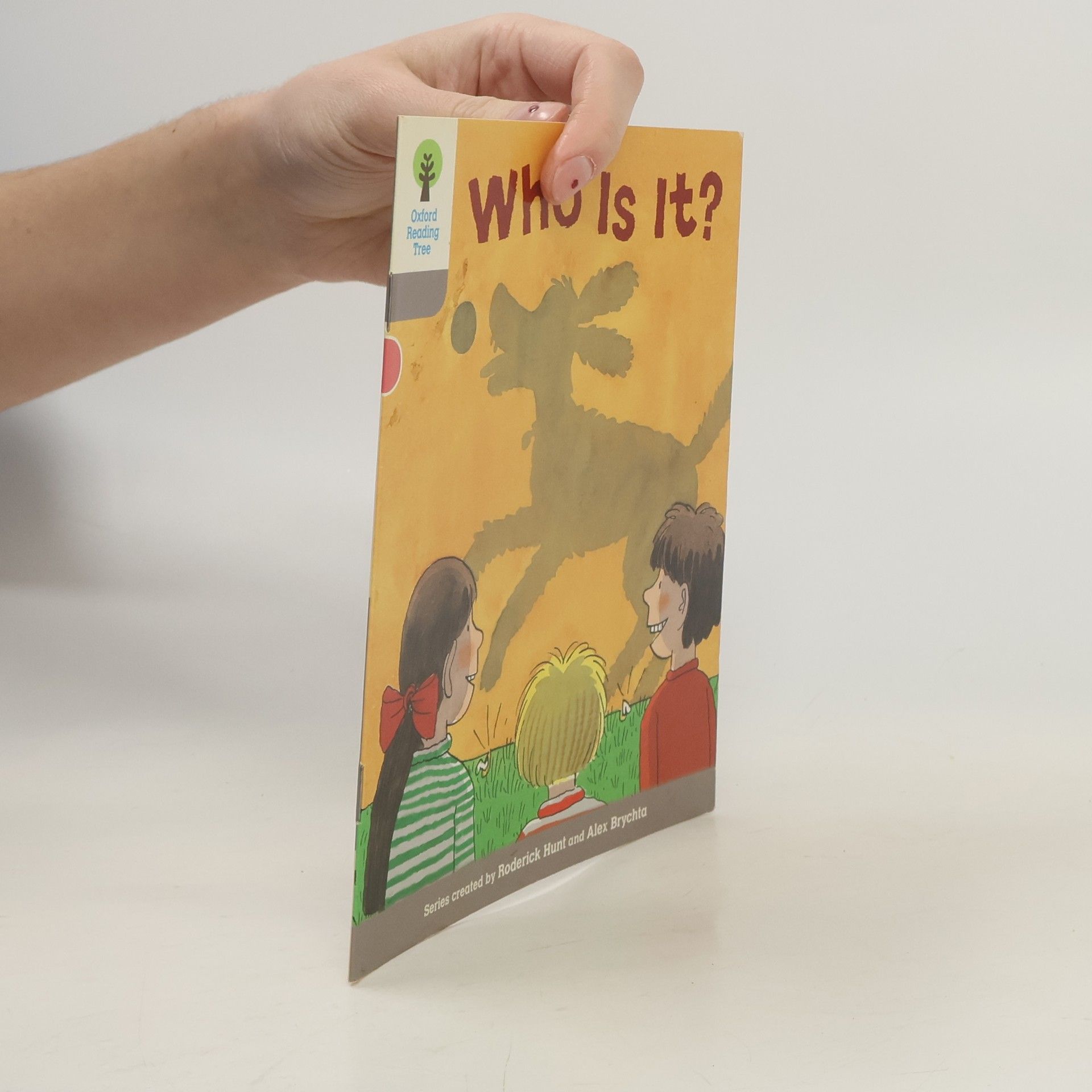 Roderick Hunt Oxford Reading Tree: Level 1: First Words: Who Is It?